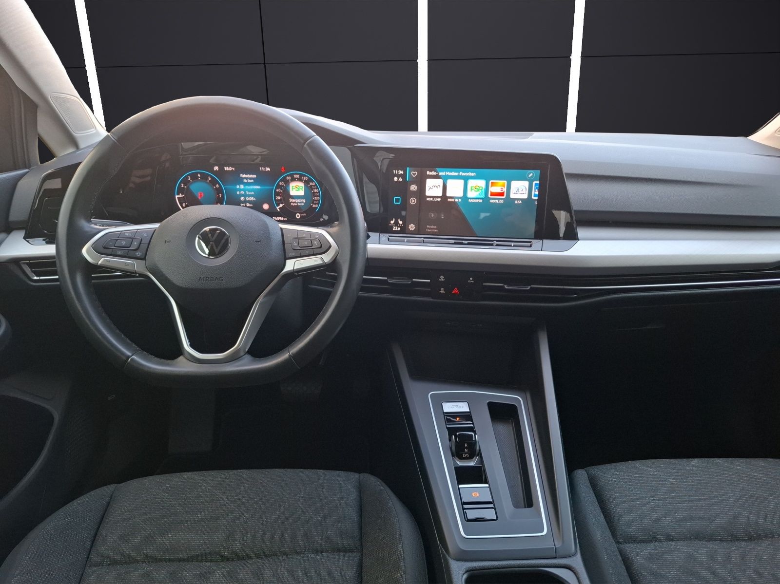 Fahrzeugabbildung Volkswagen Golf VIII Variant eTSI Life DSG LED AHK Navi AID
