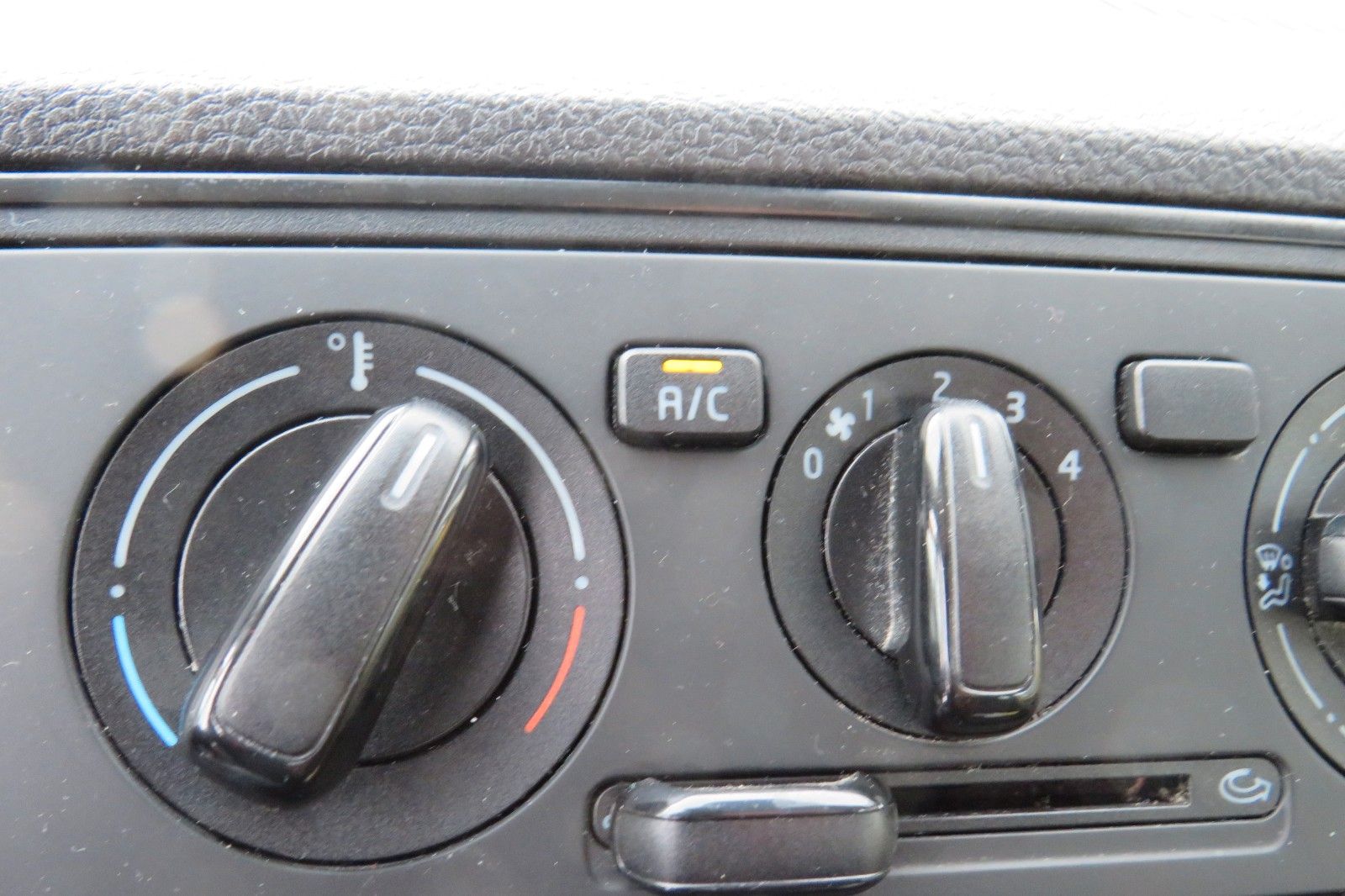 Fahrzeugabbildung SEAT Mii Style KLIMA SITZH GRA PDC TELVOR 8-FACH 1.H