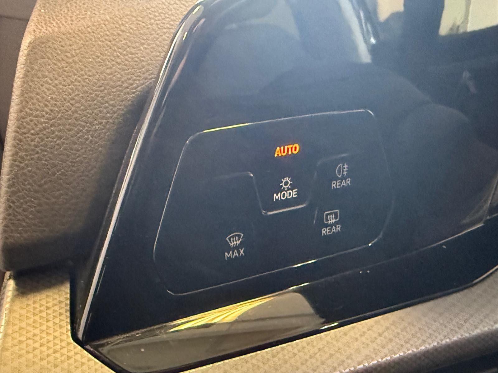 Fahrzeugabbildung Volkswagen Golf VIII Lim. Active/AHK/SCHECKHEFT/NAVI/KAMERA