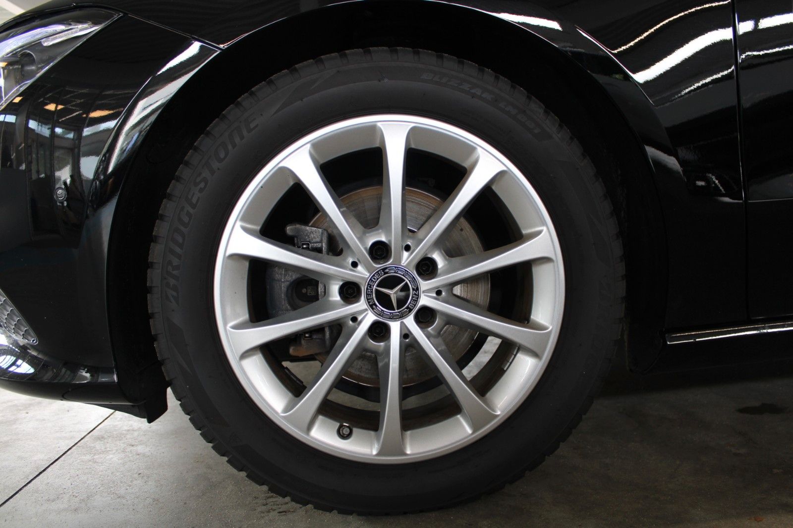 Fahrzeugabbildung Mercedes-Benz CLA 180 Shooting Brake LED NAVI DAB HighEnd uvm