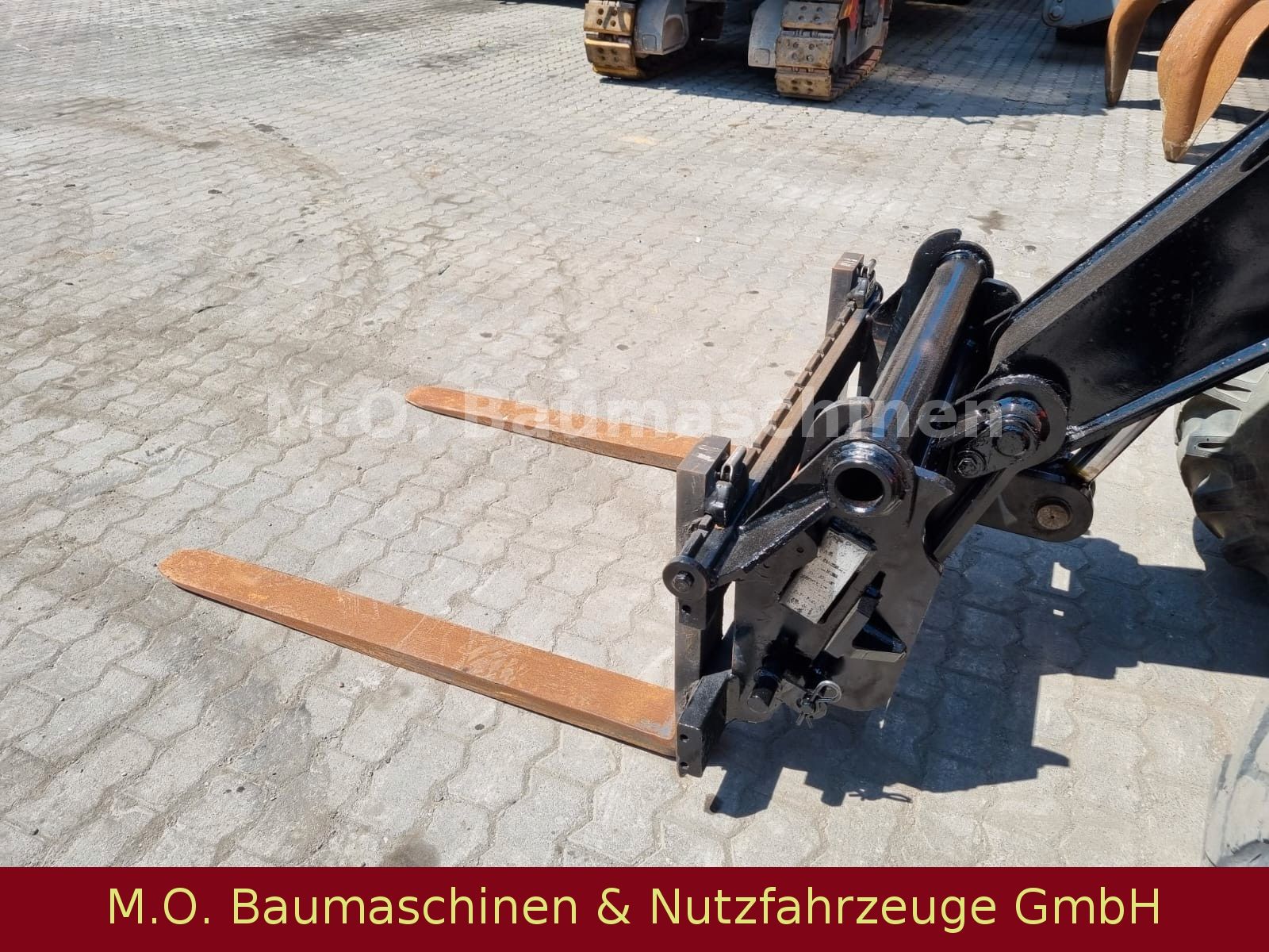 Fahrzeugabbildung Manitou BT 420 / SW /Gabel / 2 t / 4m / 4x4 /