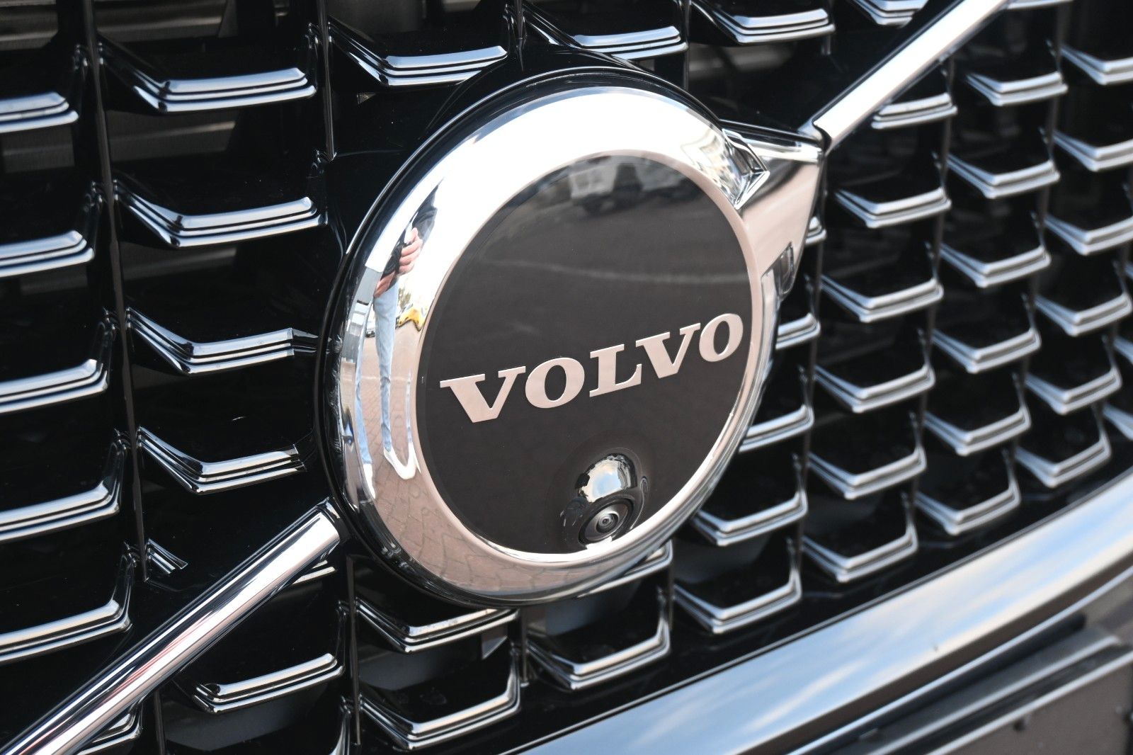 Fahrzeugabbildung Volvo XC60 B5 AWD Plus Dark*FSHZG*360°*H&K*ACC*AHK