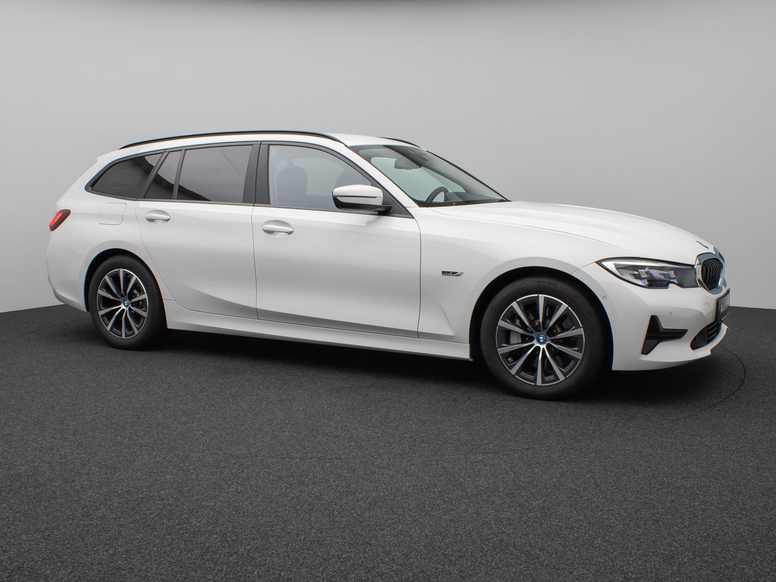 Fahrzeugabbildung BMW 330e DAB CockPitPr Lenkrhz PDC Stop&Go Alarm AHK