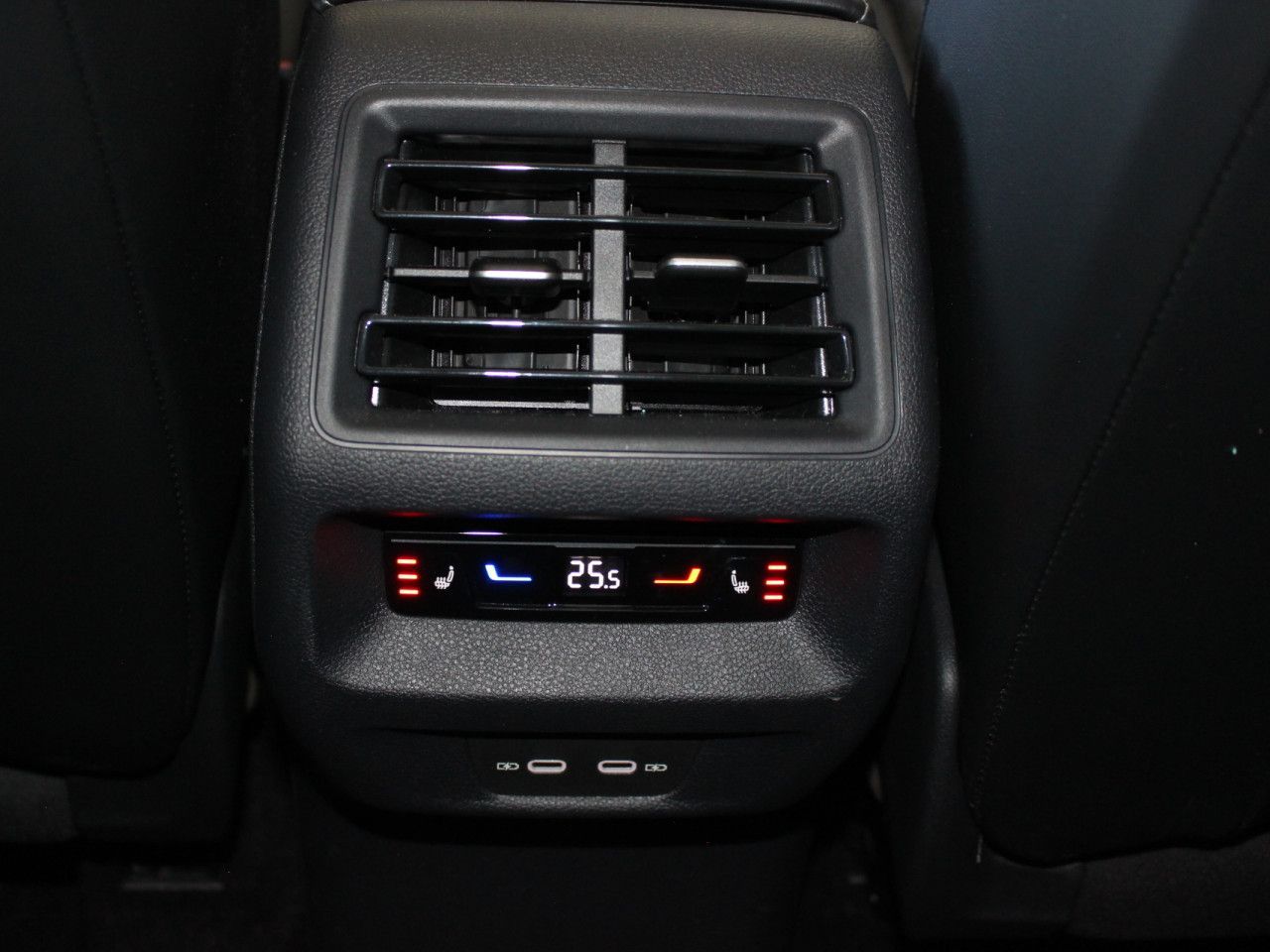 Fahrzeugabbildung Volkswagen Tiguan 2.0 TDI SCR 4M R-Line/360/ACC/AHK/St.Hz