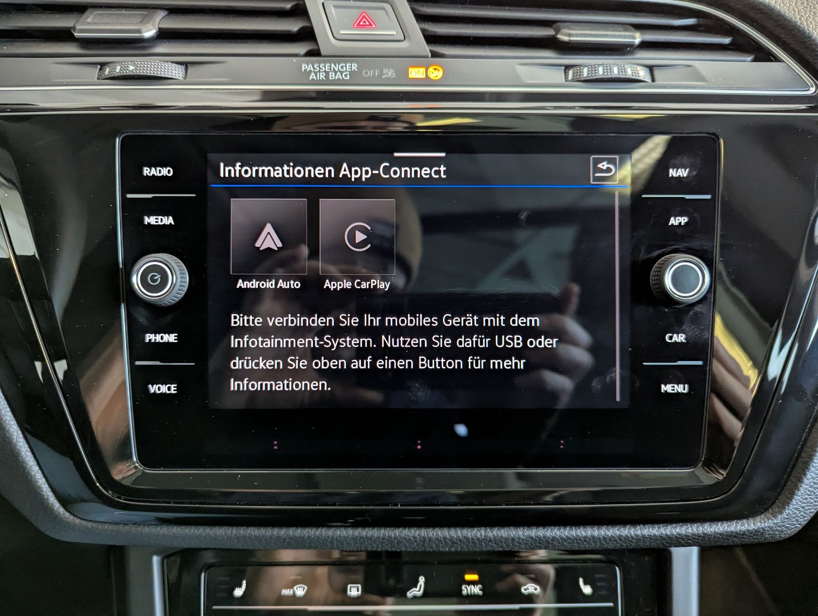 VW Touran 2.0 DSG R-Line High. Pano 7-Si IQ.Dri AHK - Image 36