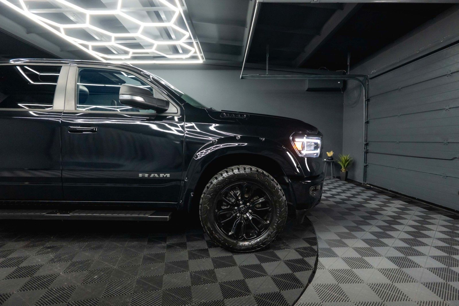 Fahrzeugabbildung Dodge RAM 5.7 V8 HEMI 4x4 Night LARAMIE Pano LED 19%