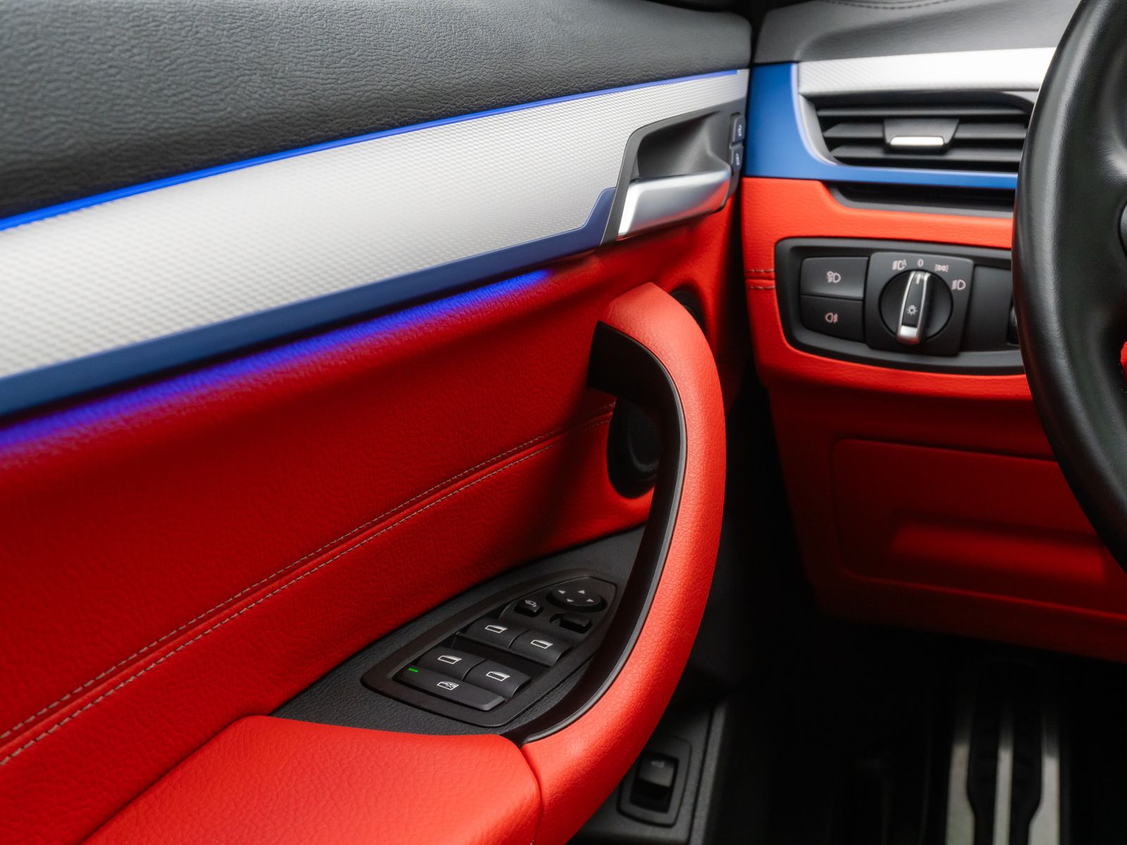 Fahrzeugabbildung BMW X2 xD25d M Sport Panoram Kamera HUD DAB HiFi 20"