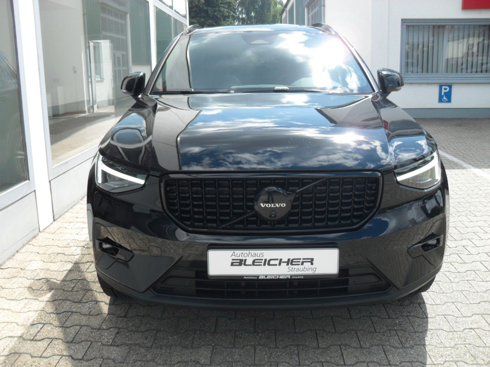 Fahrzeugabbildung Volvo XC 40 Plus Black Edition |Standheizung