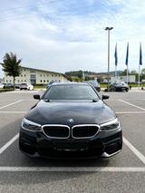 BMW 540i xDrive Touring - M Sportpaket / Head-Up - mit Benzin-Antrieb: Schwarz, Kombi, Sportpaket
