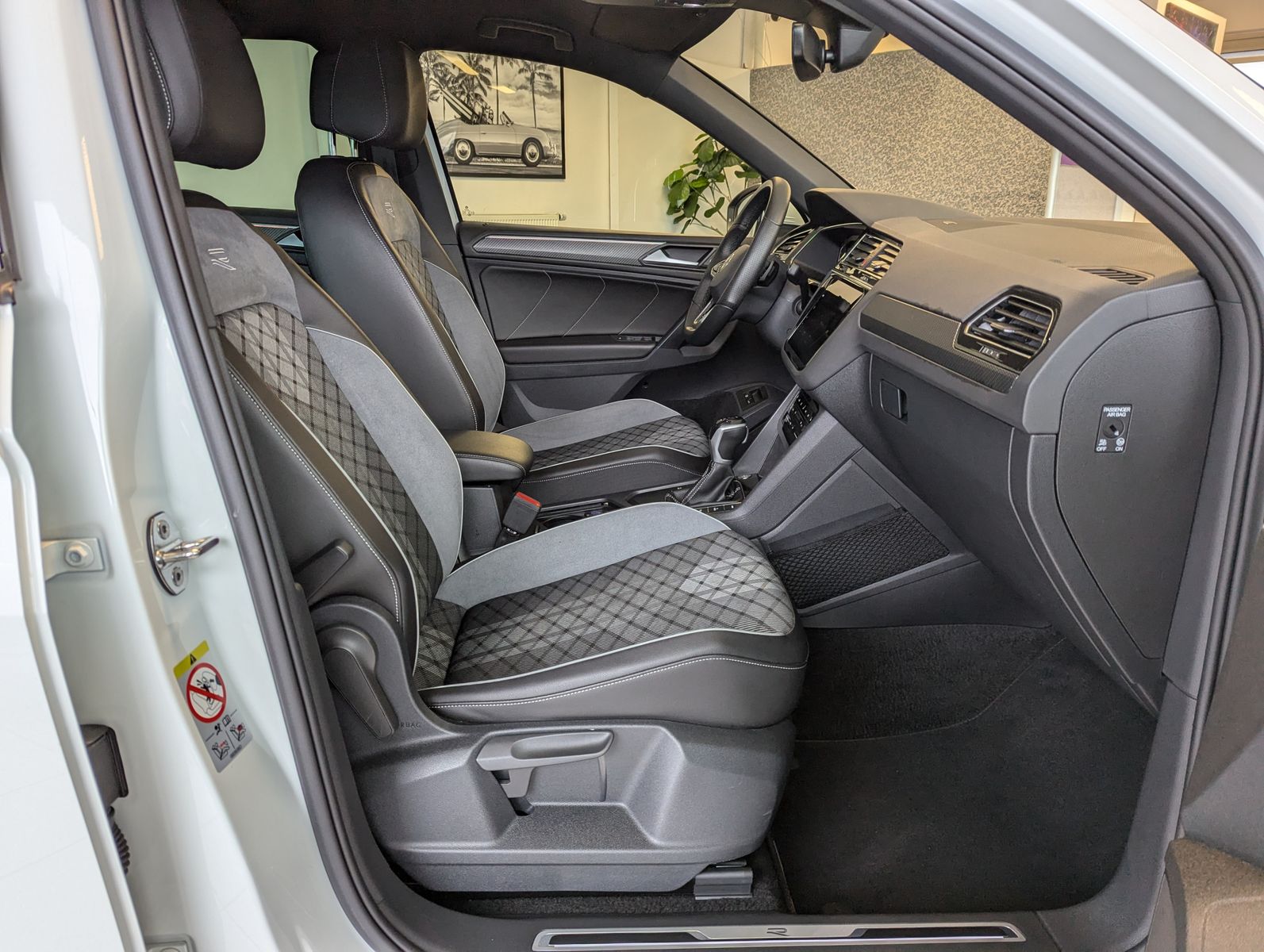 VW Tiguan R-Line eHybrid Matrix Kamera DCC ACC 20" - Image 14