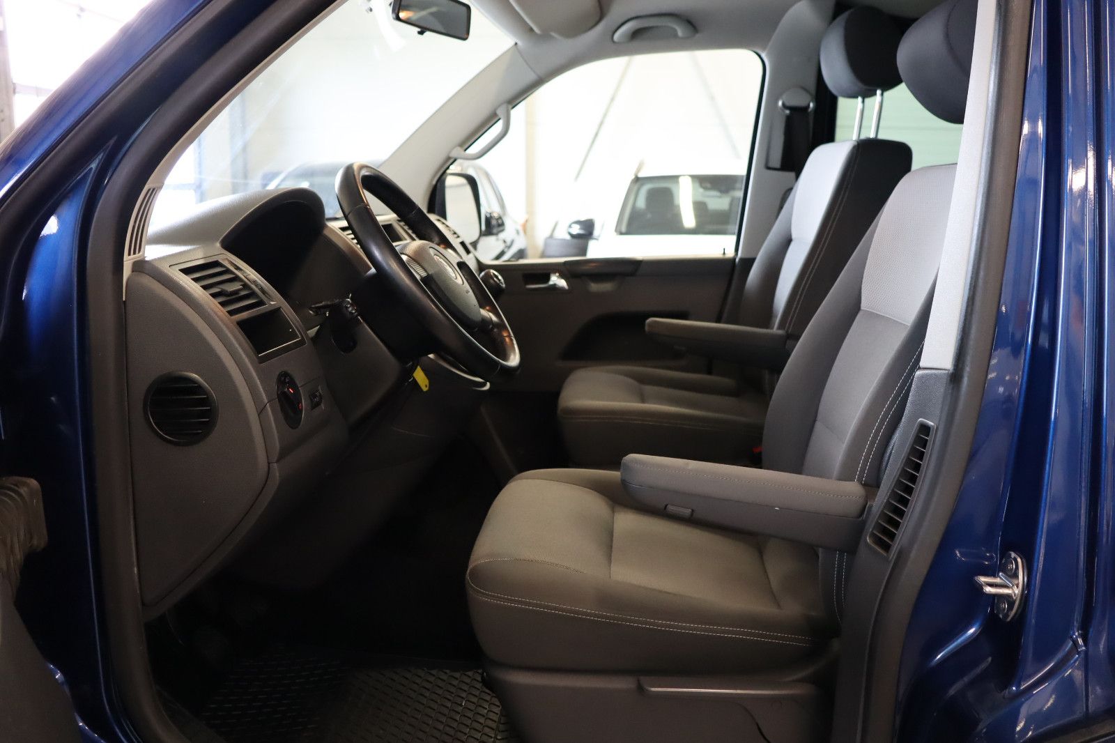 Fahrzeugabbildung Volkswagen T5 Multivan Startline 7-Sitzer AHK PDC SHZ Tempo