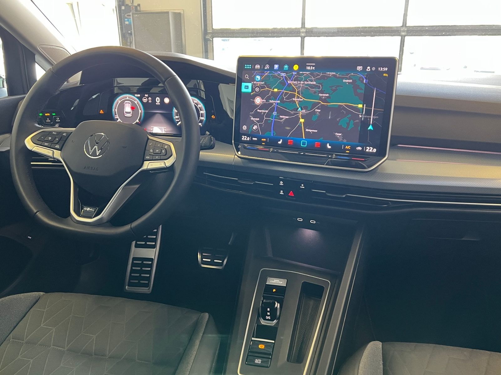 Fahrzeugabbildung Volkswagen Golf VIII Variant GOAL 2.0 TDI DSG *AHK, LED, 17