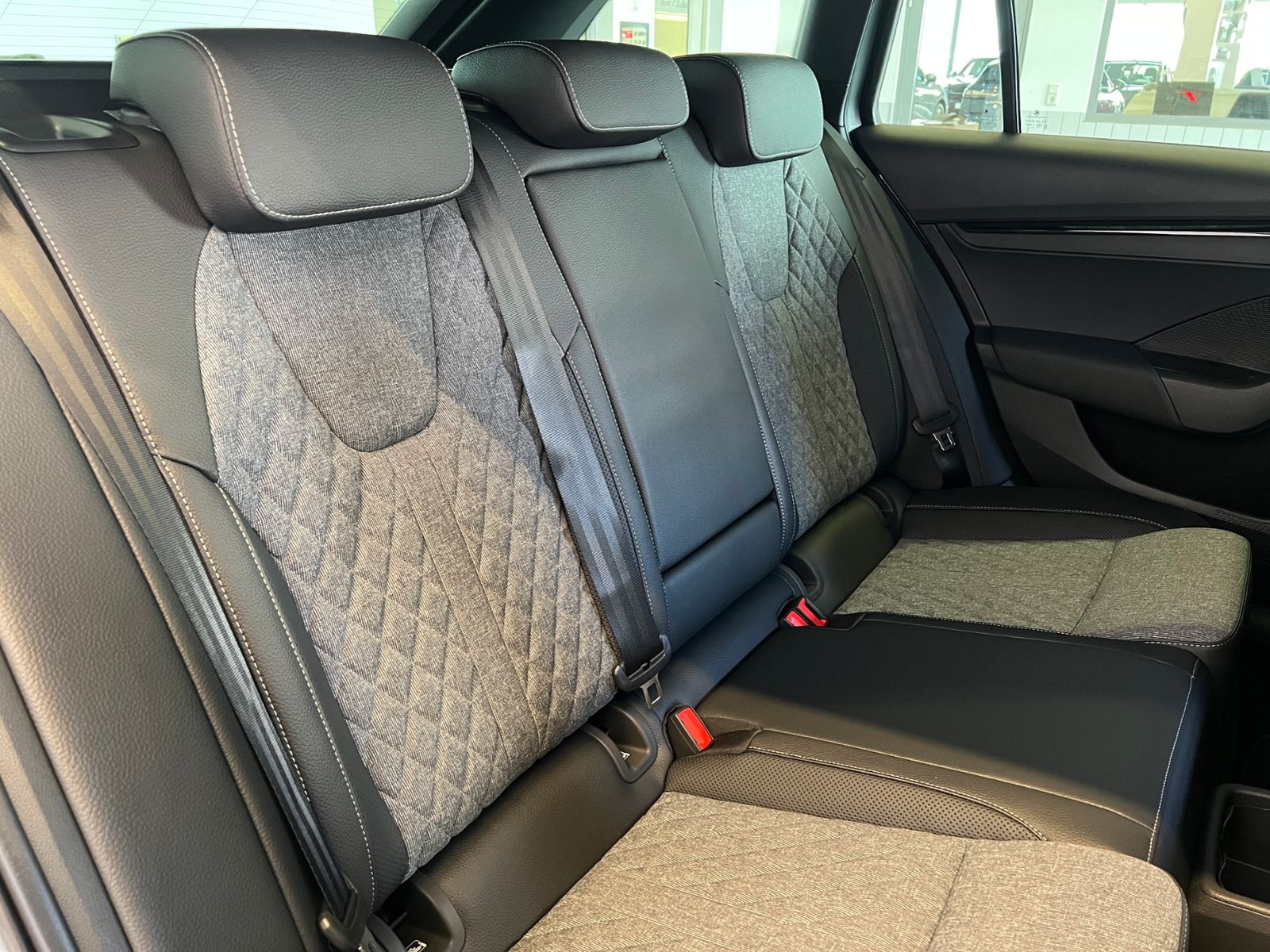 Fahrzeugabbildung SKODA Octavia Combi IV Sportline 2.0 TDI DSG *AHK, LED