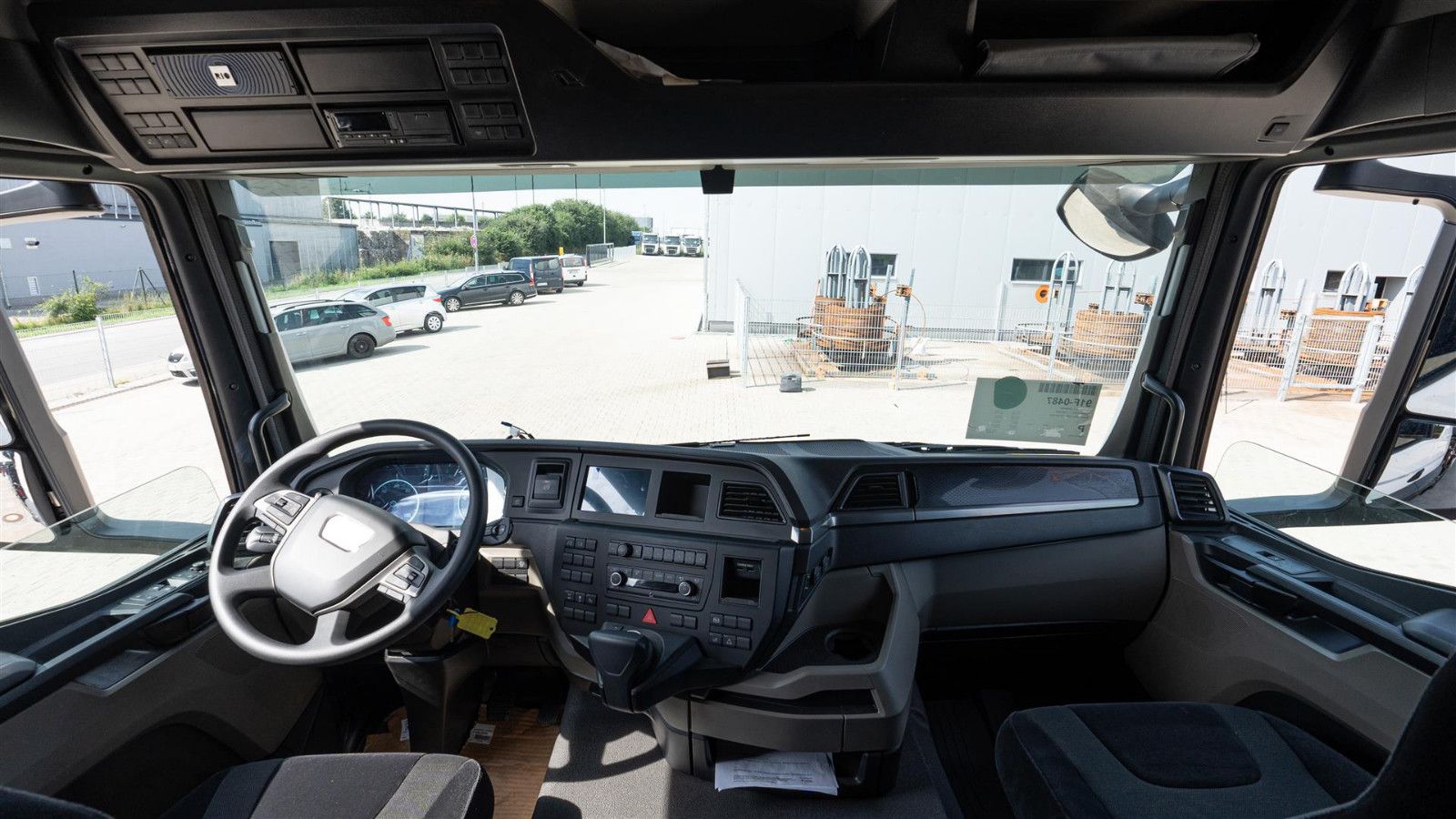 Fahrzeugabbildung MAN MAN 35.470 8x2 Kran F710 RA2.26