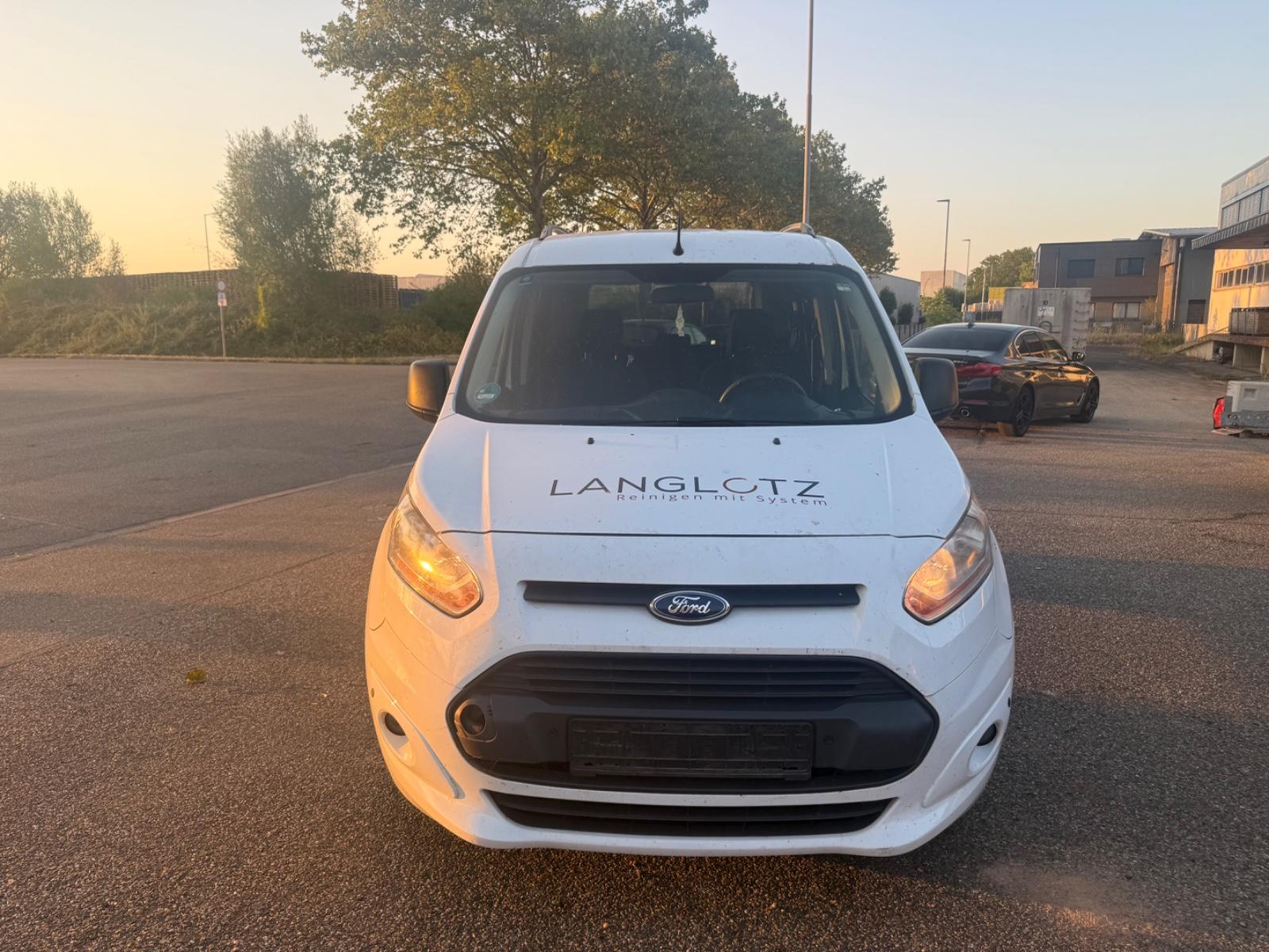 Ford Tourneo Connect Trend Motor raucht / 5 Sitzer