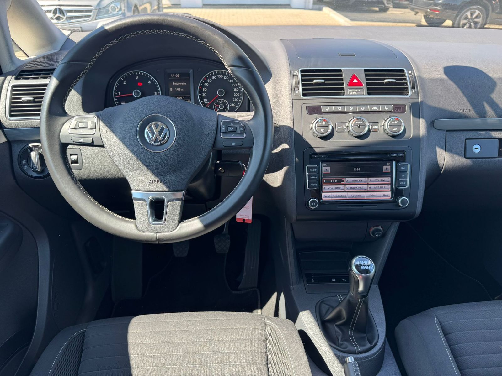Fahrzeugabbildung Volkswagen Touran 2.0 TDI Cup PANO*BI-XENON*KLIMA*PDC*SHZ