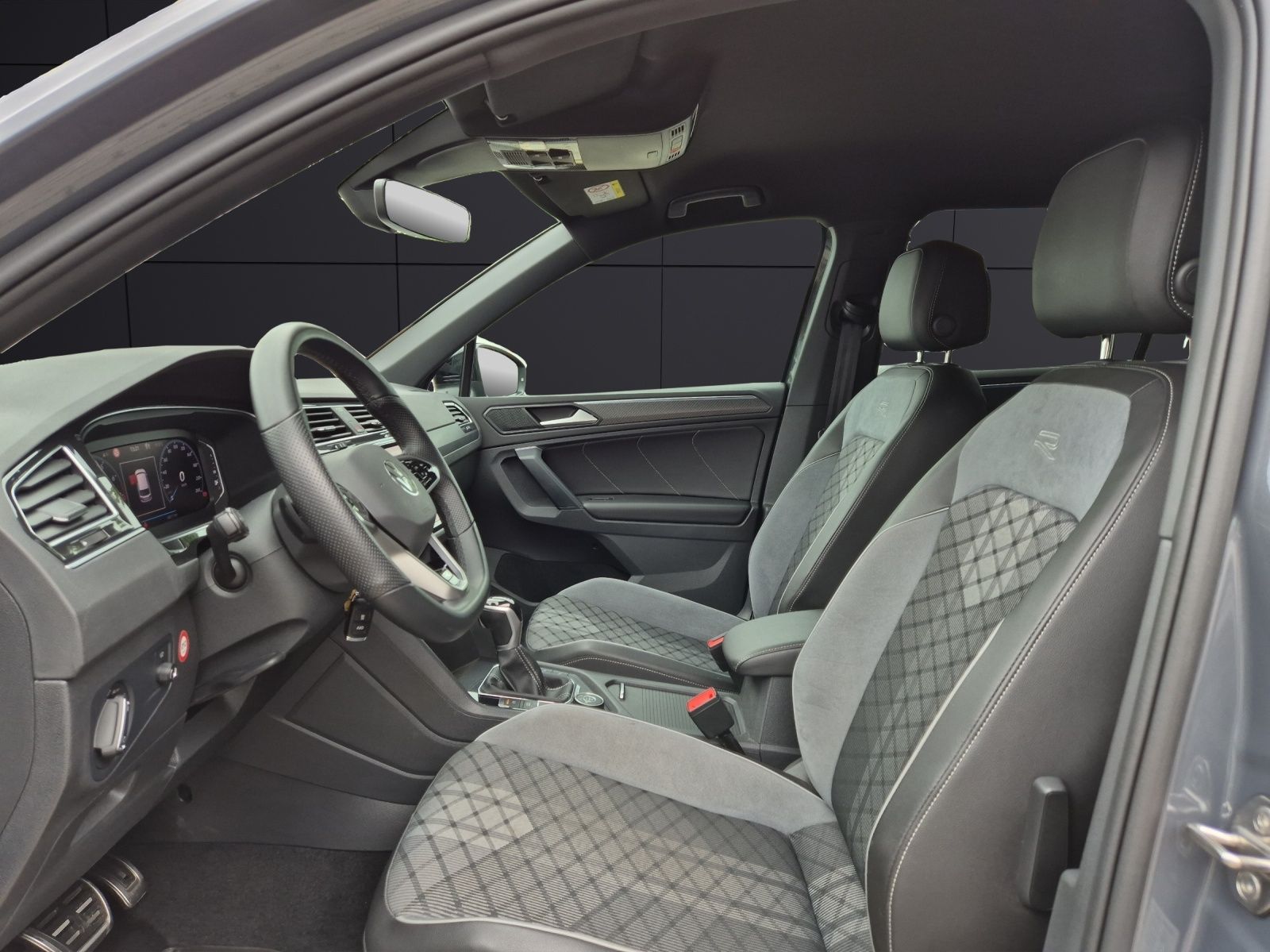 Fahrzeugabbildung Volkswagen Tiguan TSI R-Line 4M DSG Matrix AHK Navi ACC RFK