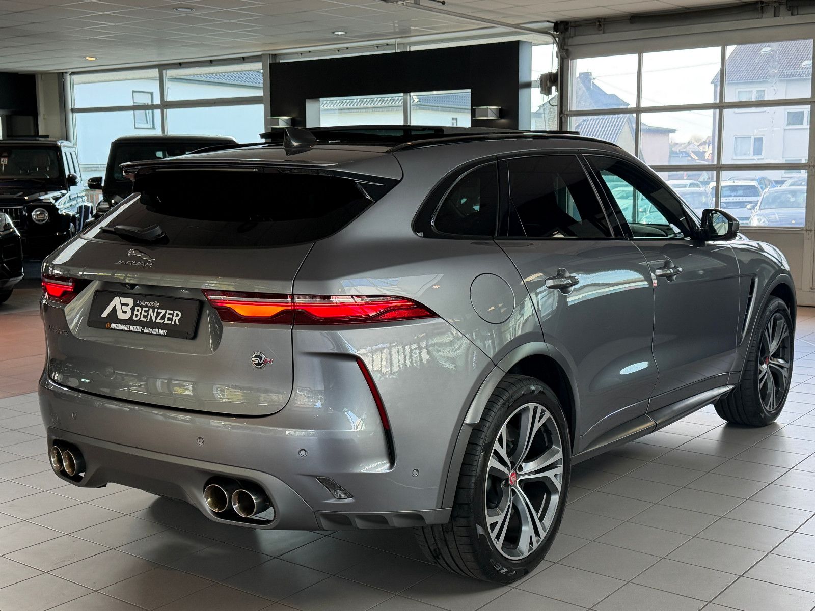 Fahrzeugabbildung Jaguar F-PACE SVR /PANO/MERIDIAN/HUD/360°KAM/MEMORY