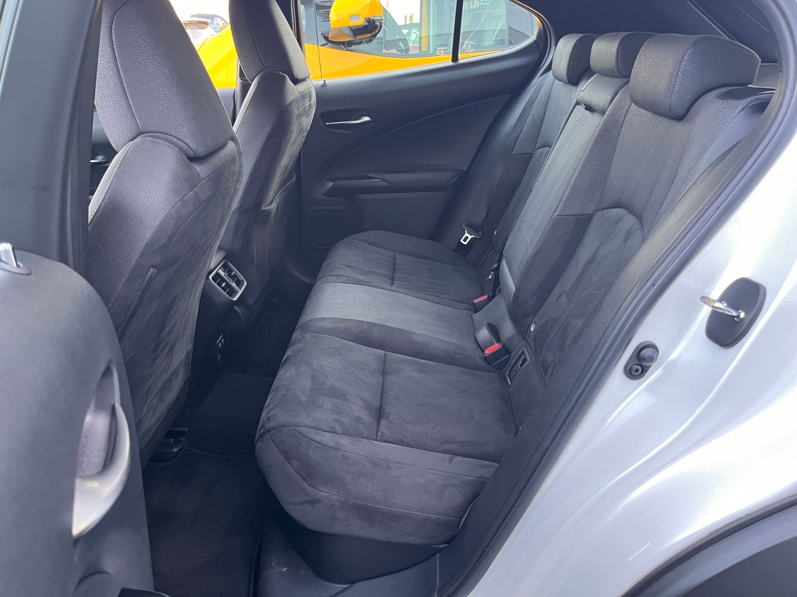 Fahrzeugabbildung Lexus UX 250 h Launch Edition LED NAV SHZ RFK