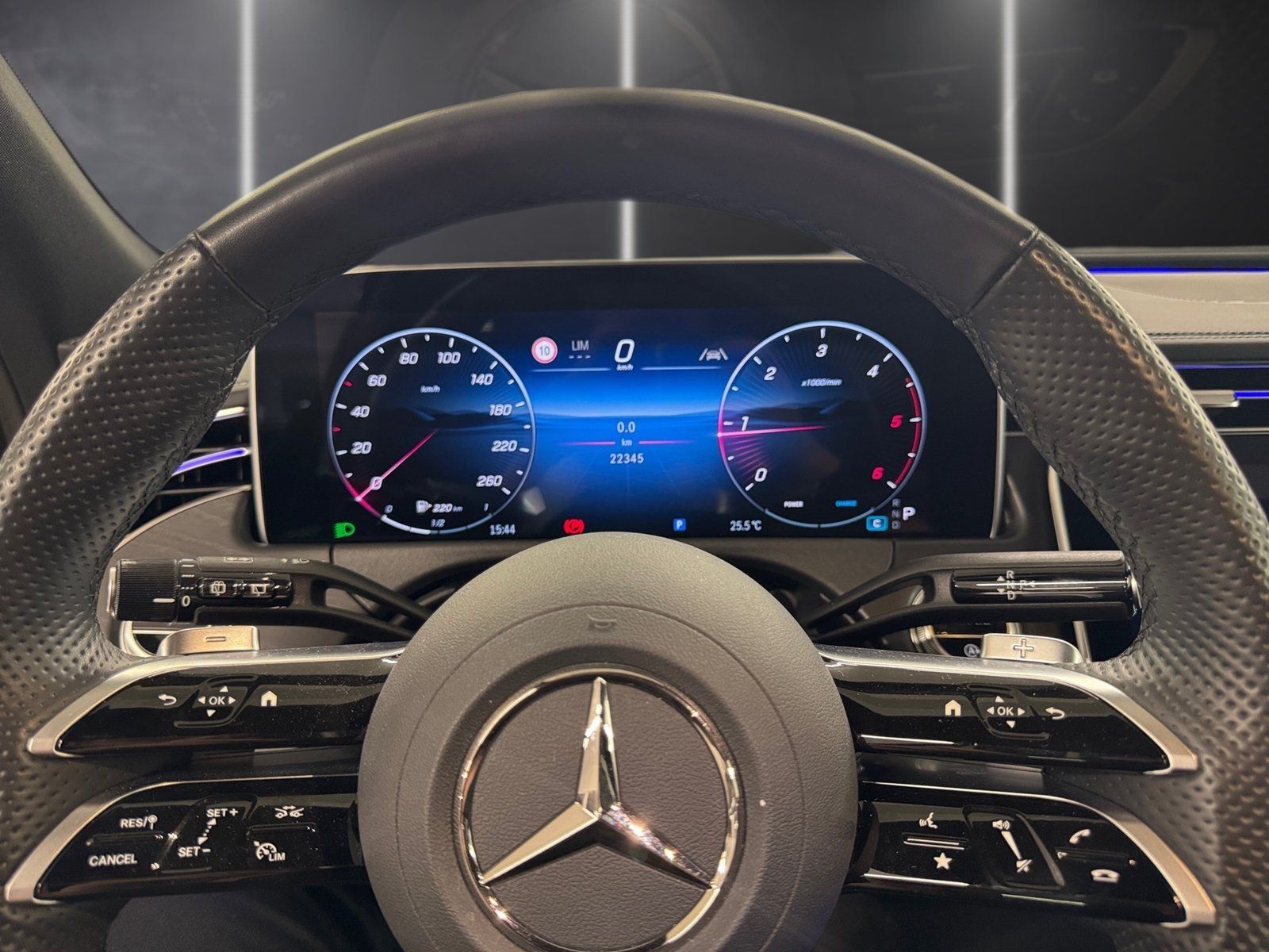 Fahrzeugabbildung Mercedes-Benz E 220 T d 4M AMG*AHK*Distro*Totwink*Night*LED*