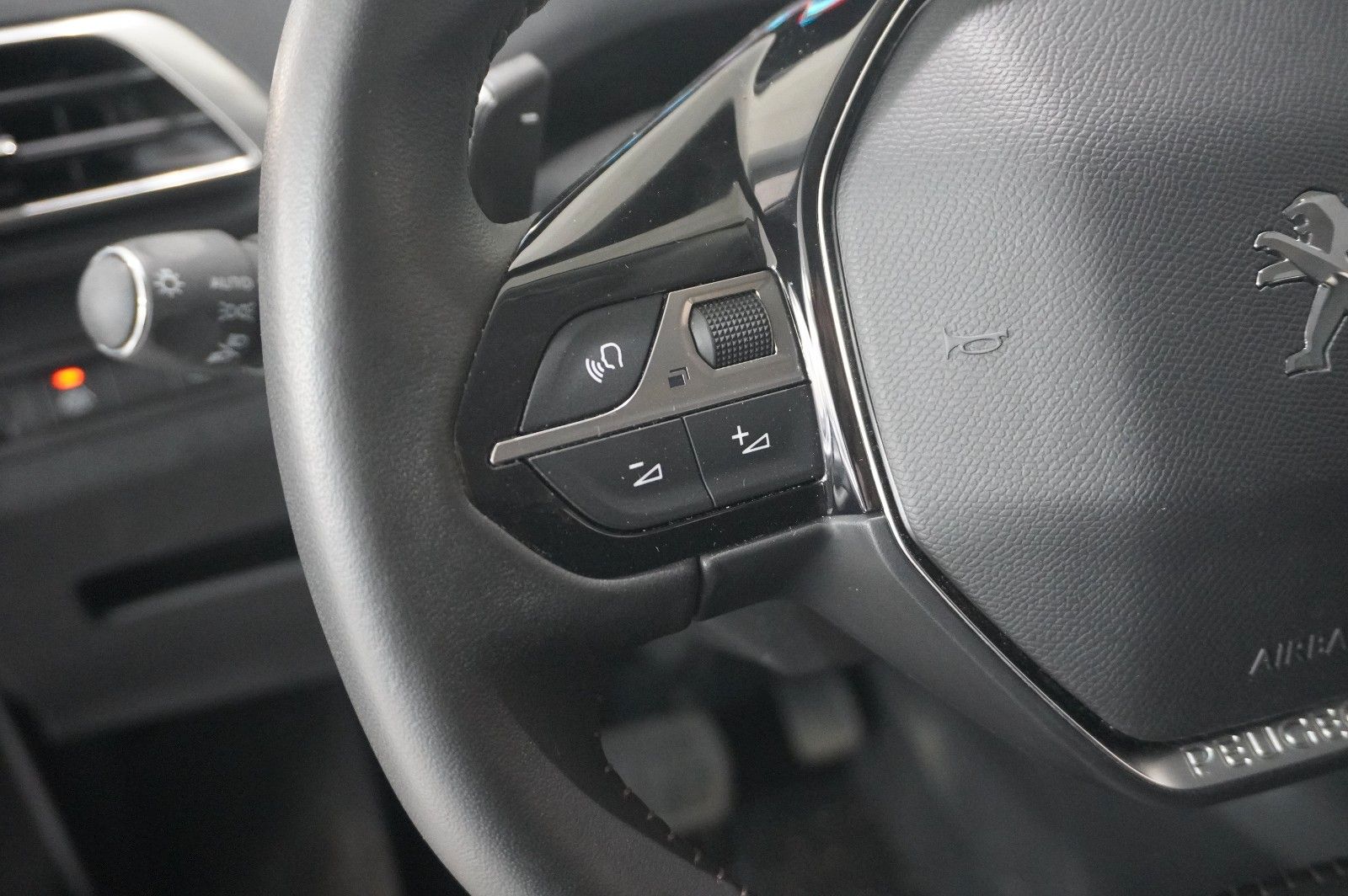 Fahrzeugabbildung Peugeot 3008 Hybrid PHEV ALLURE NAVI/LED/KAMERA/SHZ/AHK