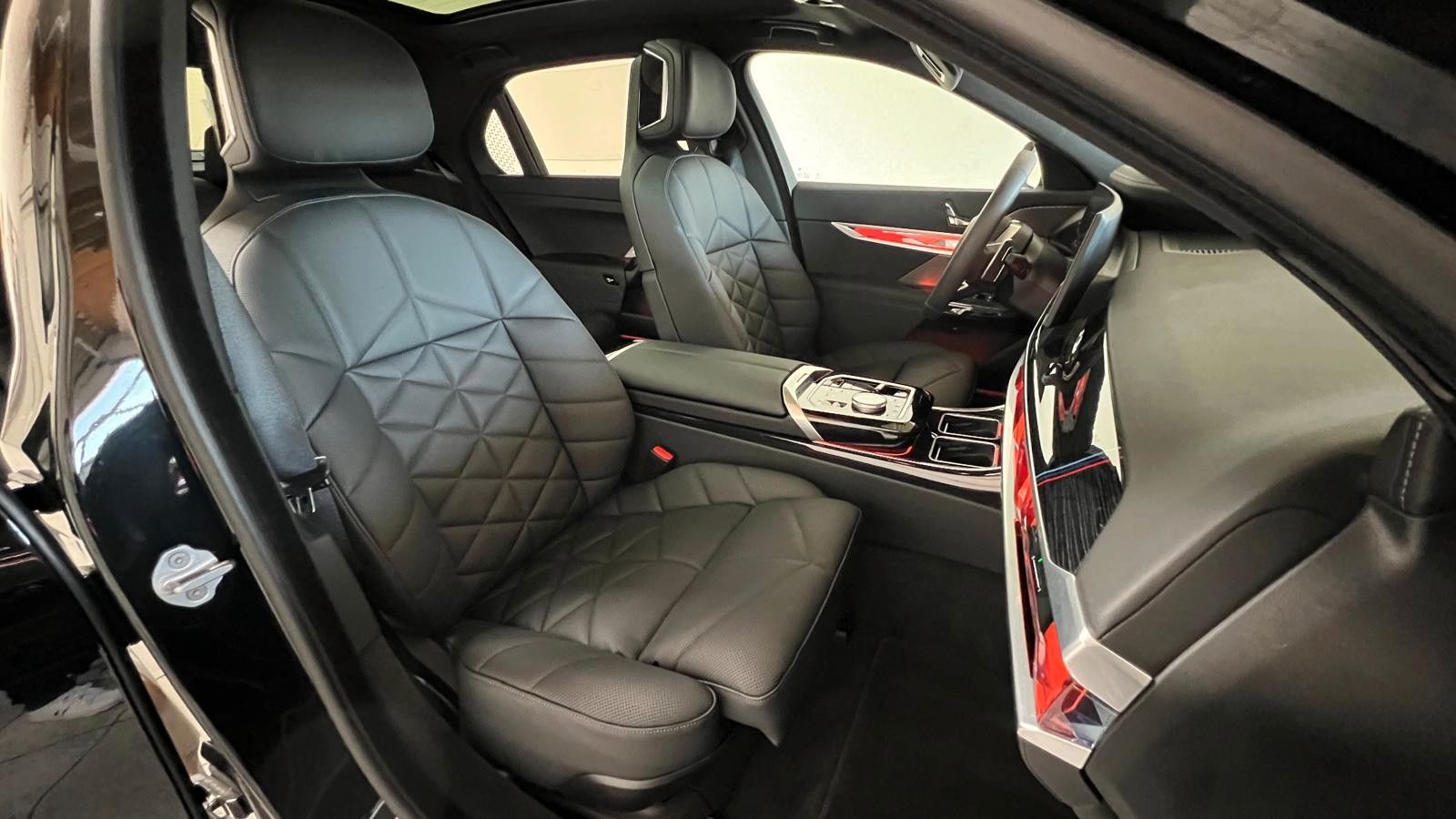 Fahrzeugabbildung BMW 740 d xDrive M Sport Pro*B&W*MASS*PAN*STHZ*CONNO