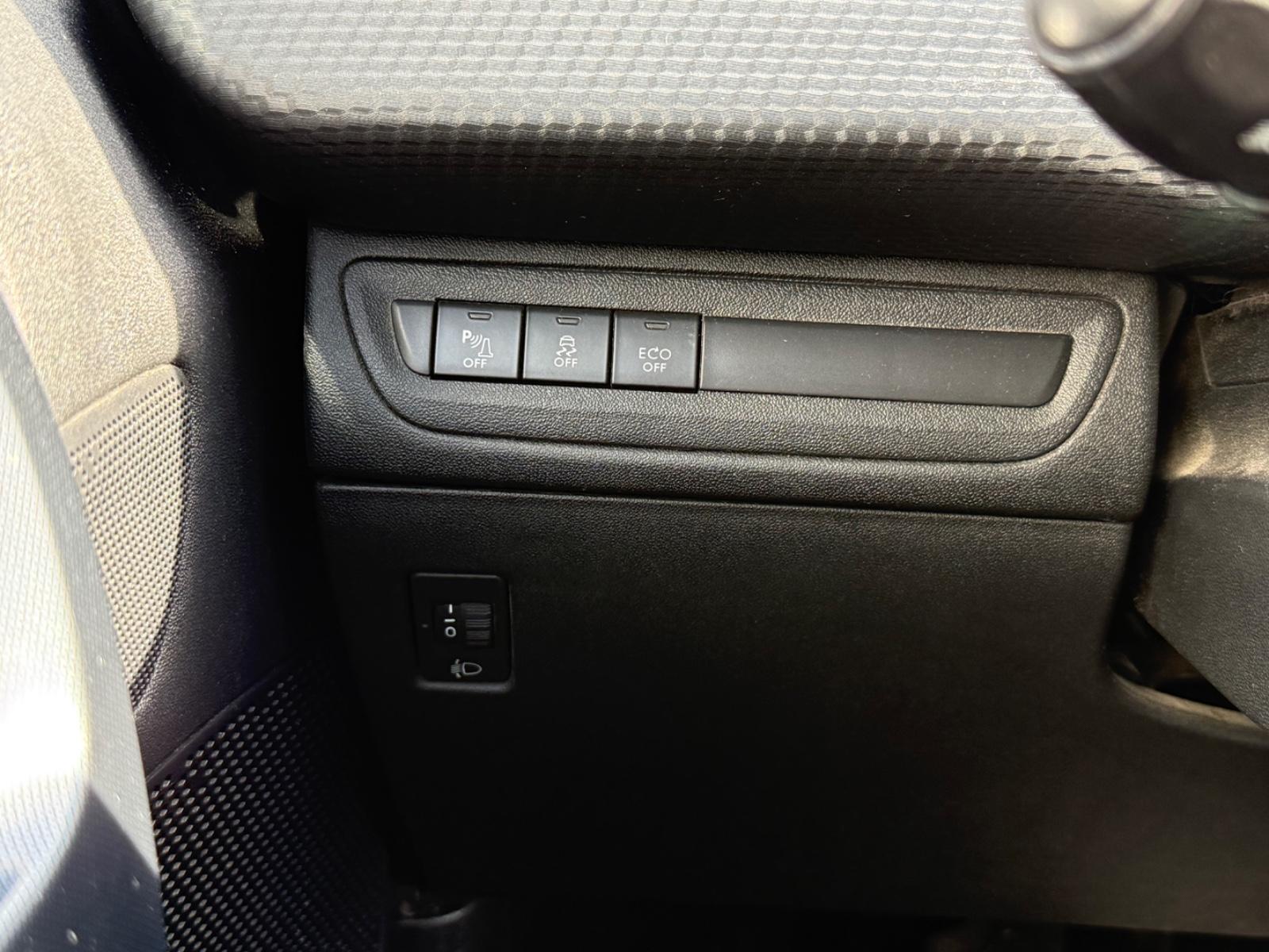 Peugeot 2008 2015 — photo 13