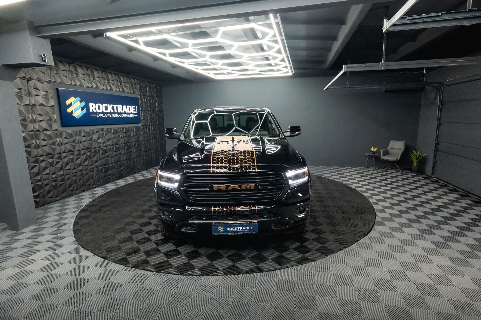 Fahrzeugabbildung Dodge RAM 5.7 V8 HEMI 4x4 Offroad Night-Edition LPG