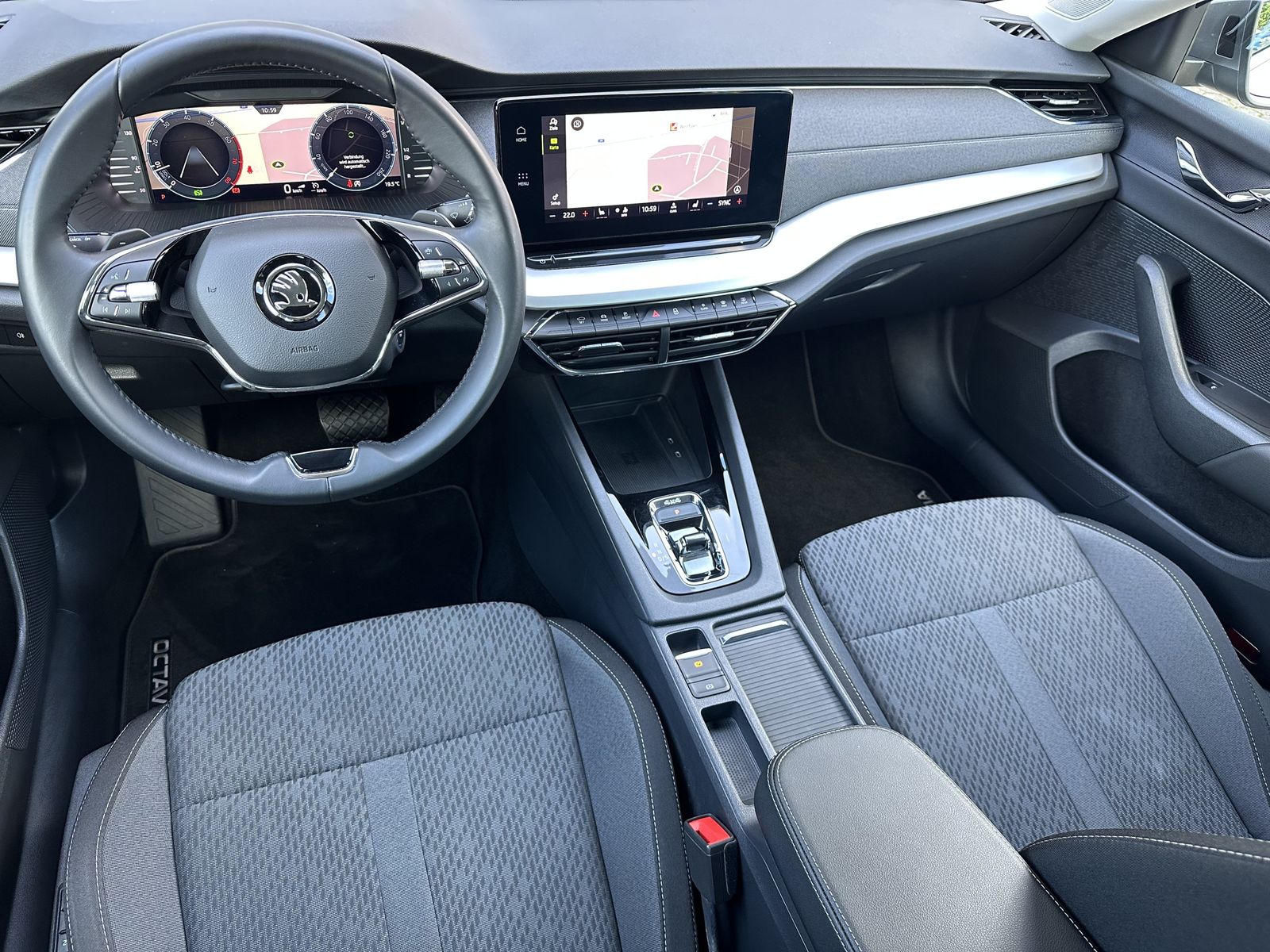 Fahrzeugabbildung SKODA Octavia Combi 2.0 TSI DSG 4x4 Style NAV+LED+AHK