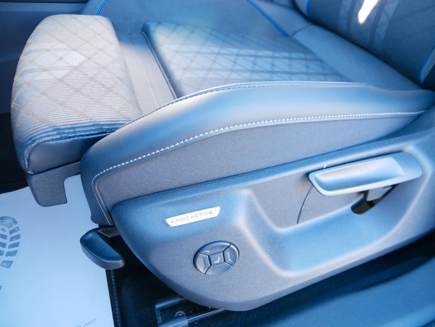 Fahrzeugabbildung Volkswagen Tiguan 2.0 R-Line NEU63T DSG AHK Kamera Matrix