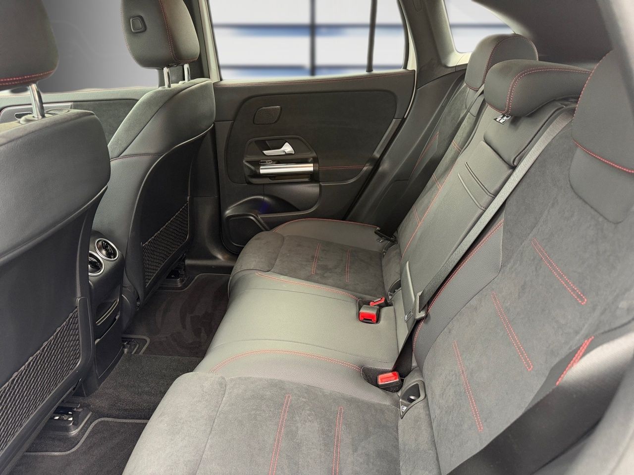 Fahrzeugabbildung Mercedes-Benz EQA 300 4M BONUS+AMG+SOUND+CARPL+KEYL+LED+KAMERA