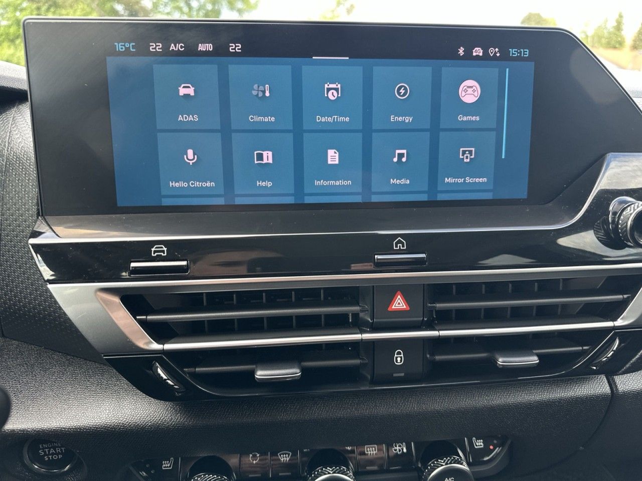 Fahrzeugabbildung Citroën ë-C4 X Shine-1Hnd-Navi-Schiebedach* - mit KI generiert/bearbeitet
