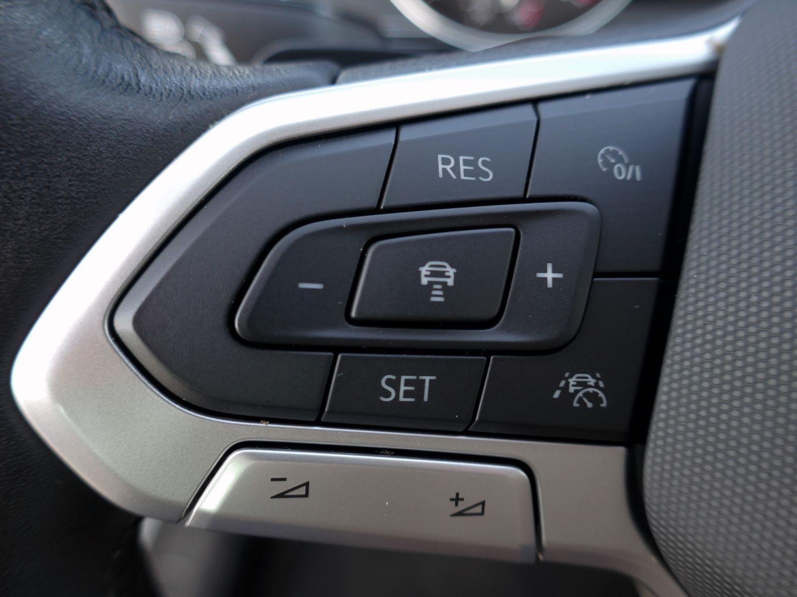 Fahrzeugabbildung Volkswagen Passat Variant Business 1.5 TSI DSG LED AHK RFK