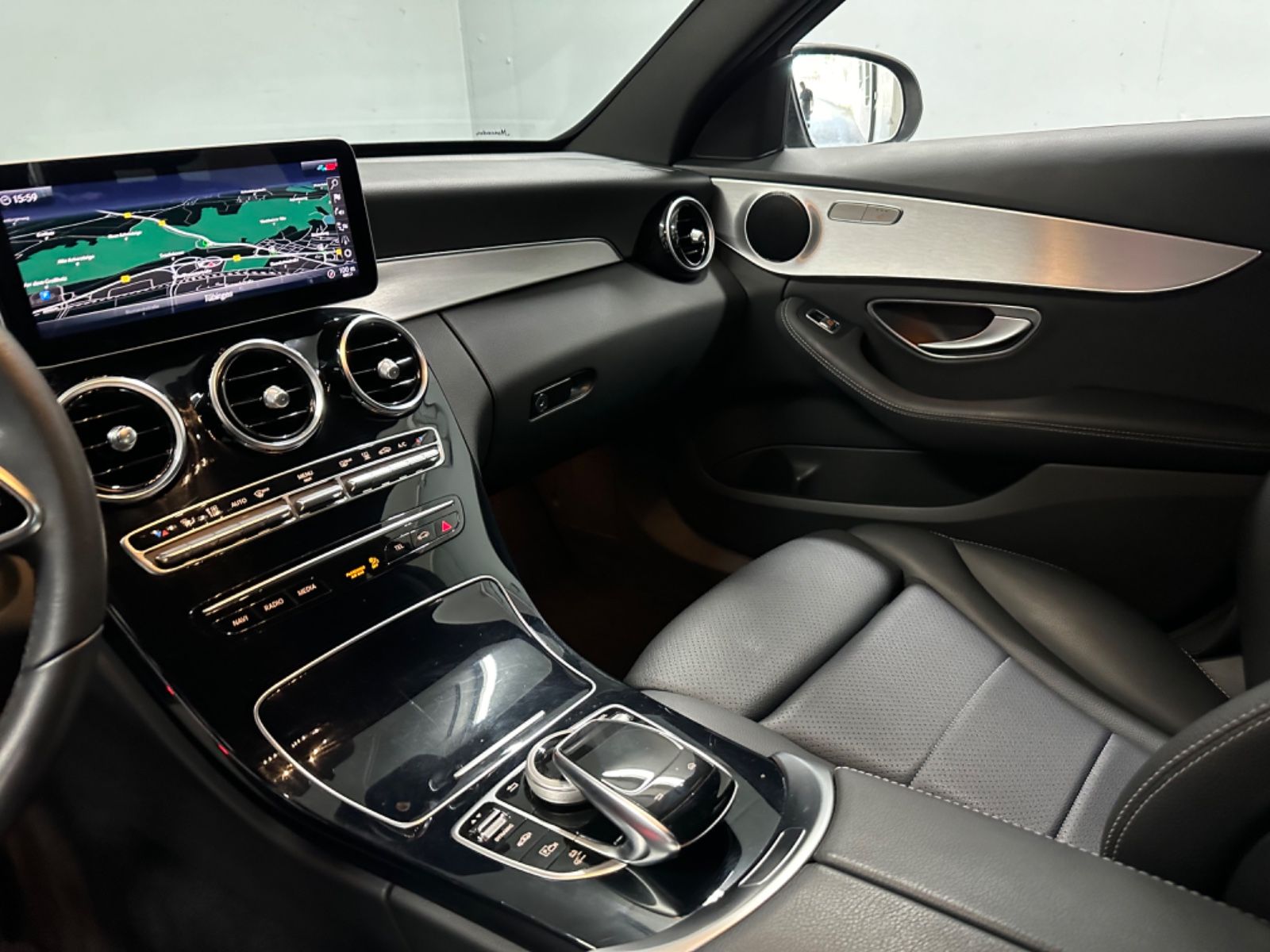 Fahrzeugabbildung Mercedes-Benz C 300 de T AVANTGARDE*DISTRO*HUD*PANO*360*AIRMAT