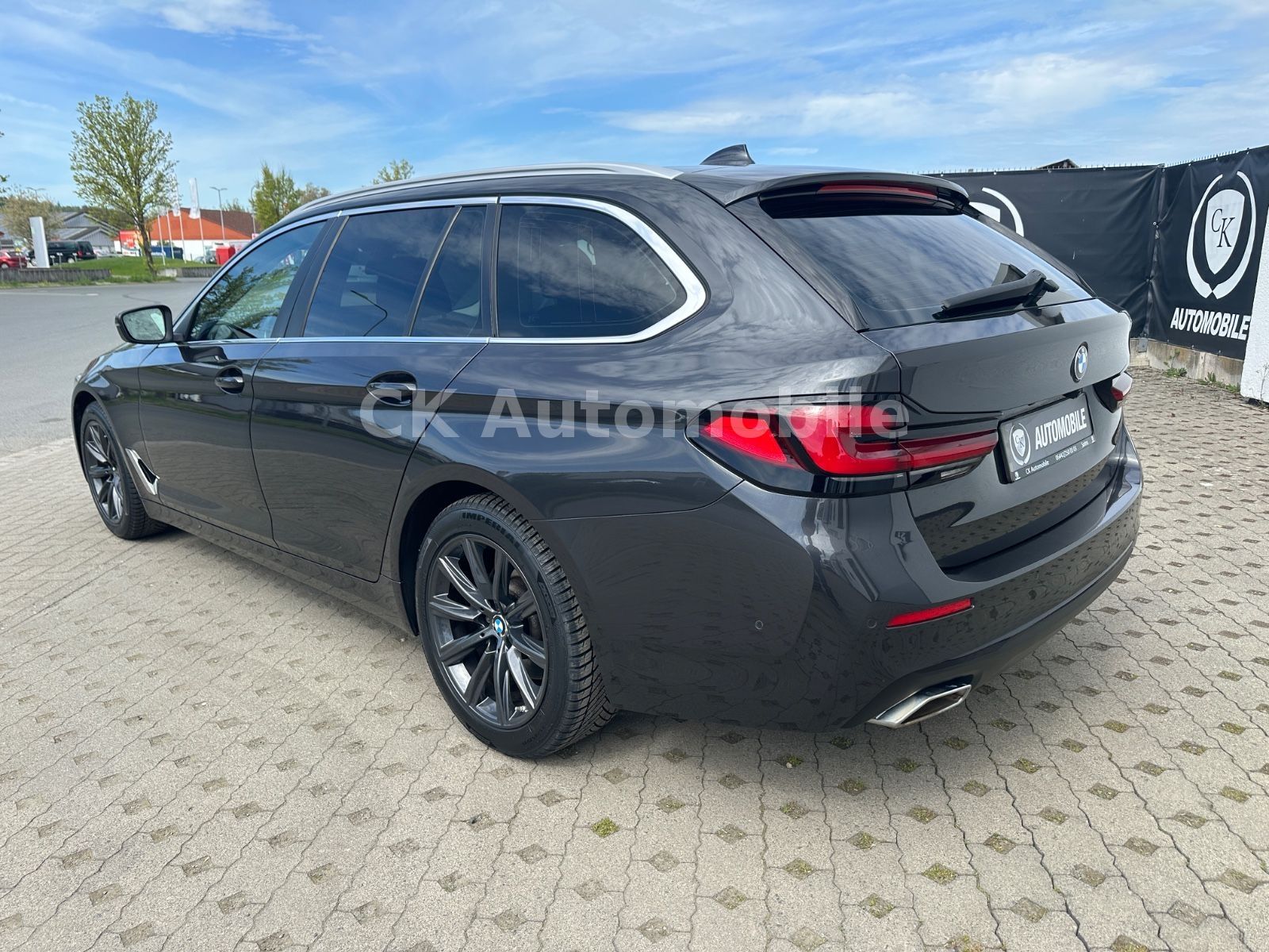 Fahrzeugabbildung BMW 520d Touring/Navi/Leder/Head-Up/Kamera/LED/ACC