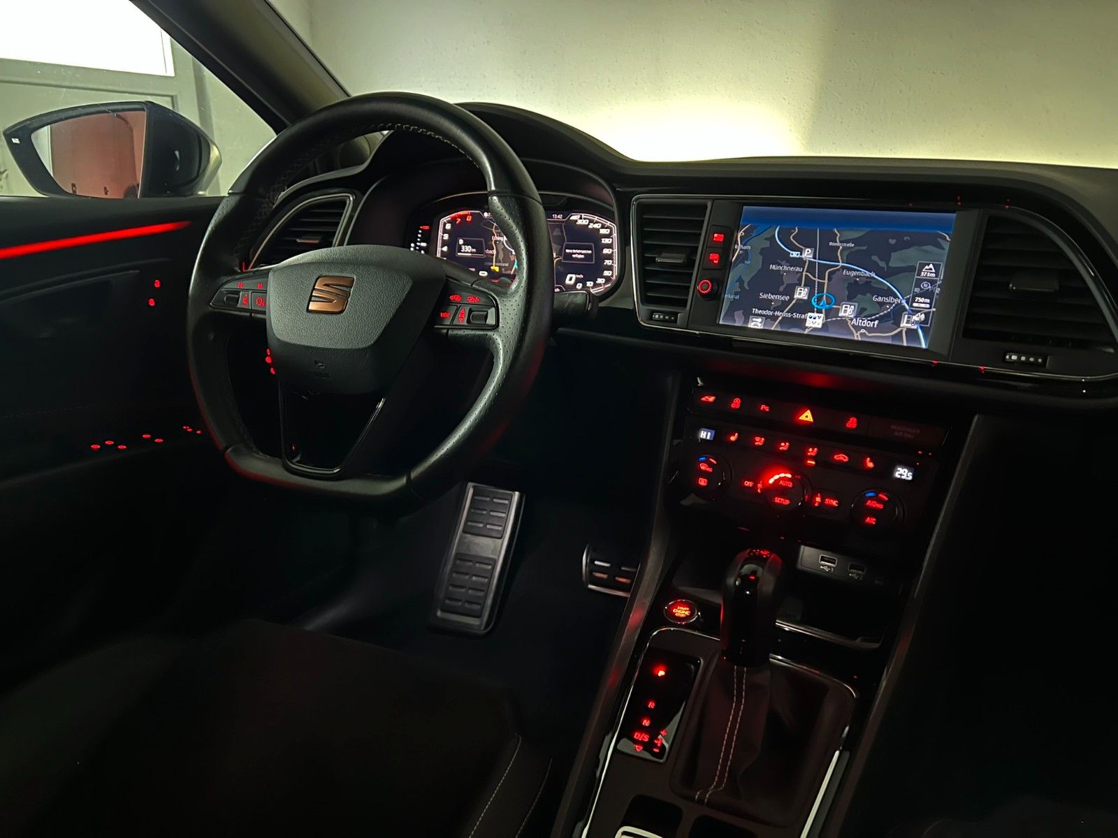 Fahrzeugabbildung SEAT Leon ST Cupra 300 4Dr. PERFORMANCE/SCHALE/BEATS