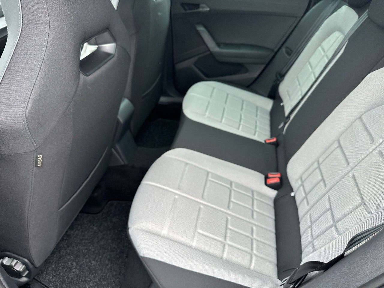 Fahrzeugabbildung SEAT Arona FR 1.0 TSI 116 PS 6-Gang - mit KI generiert/bearbeitet