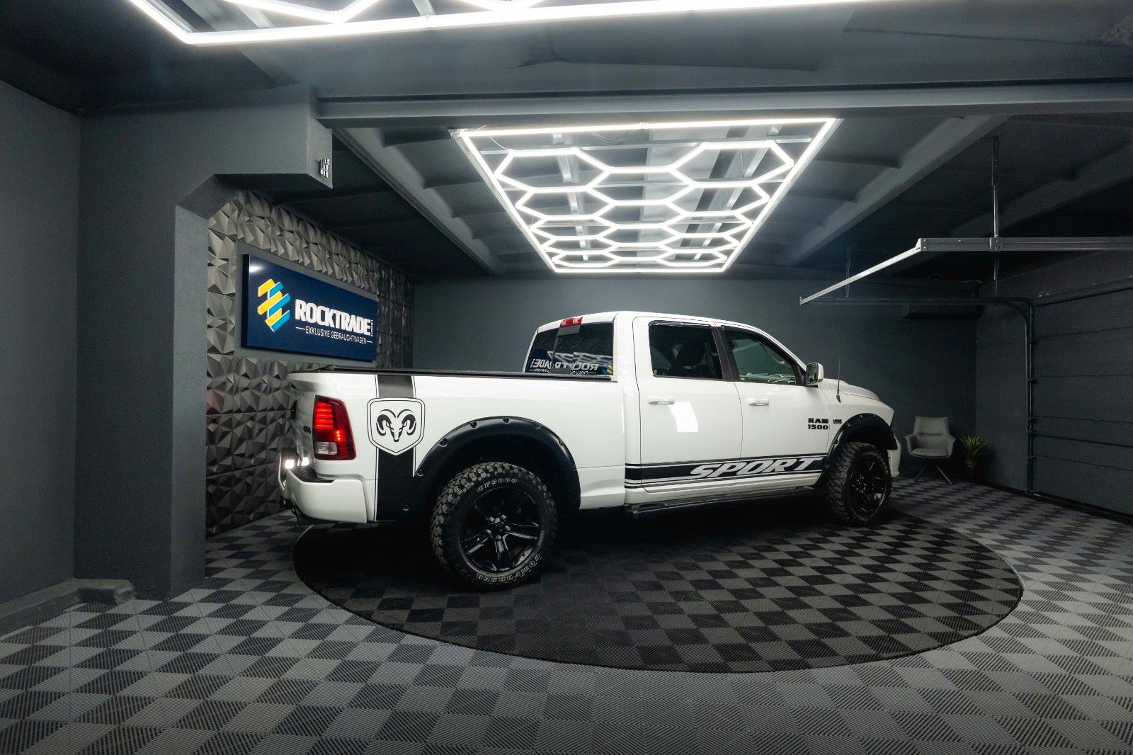 Fahrzeugabbildung Dodge RAM 5.7 V8 HEMI 4x4 Offroad Sport LONGBED *LPG*