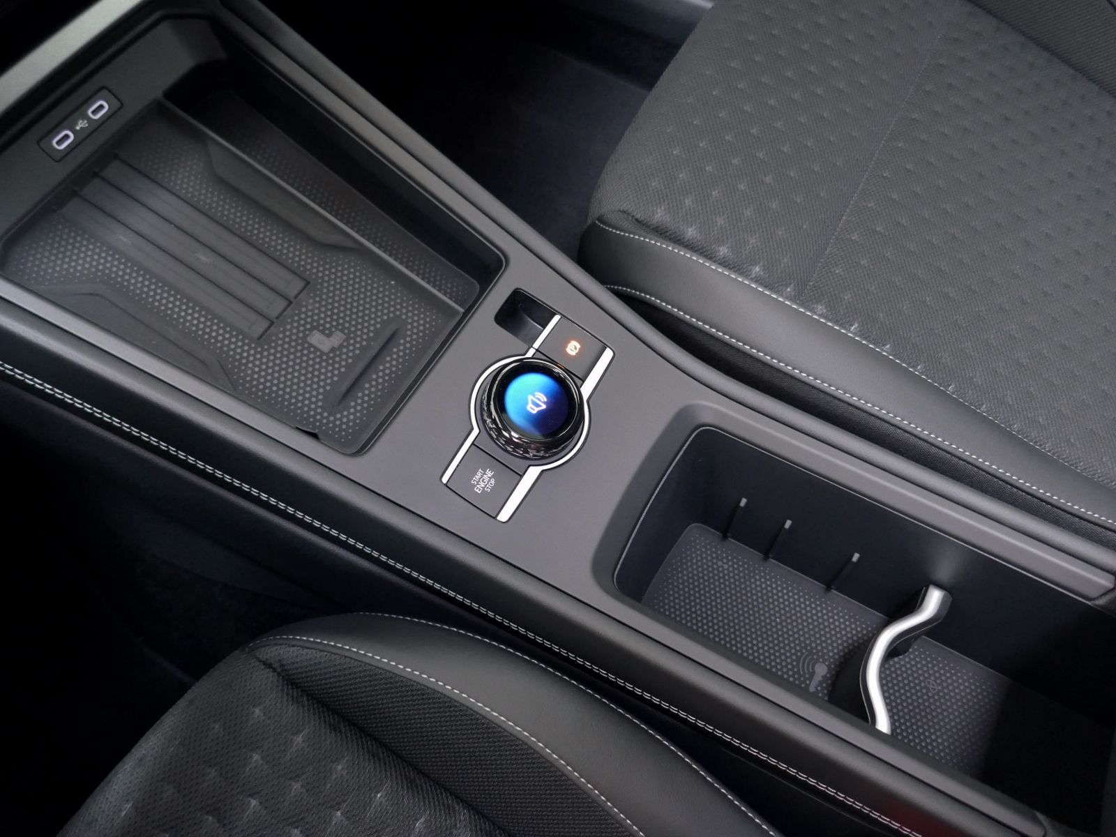 Fahrzeugabbildung Volkswagen T-Roc R-Line 1.5 eTSI DSG | LED AHK RFK ACC Navi