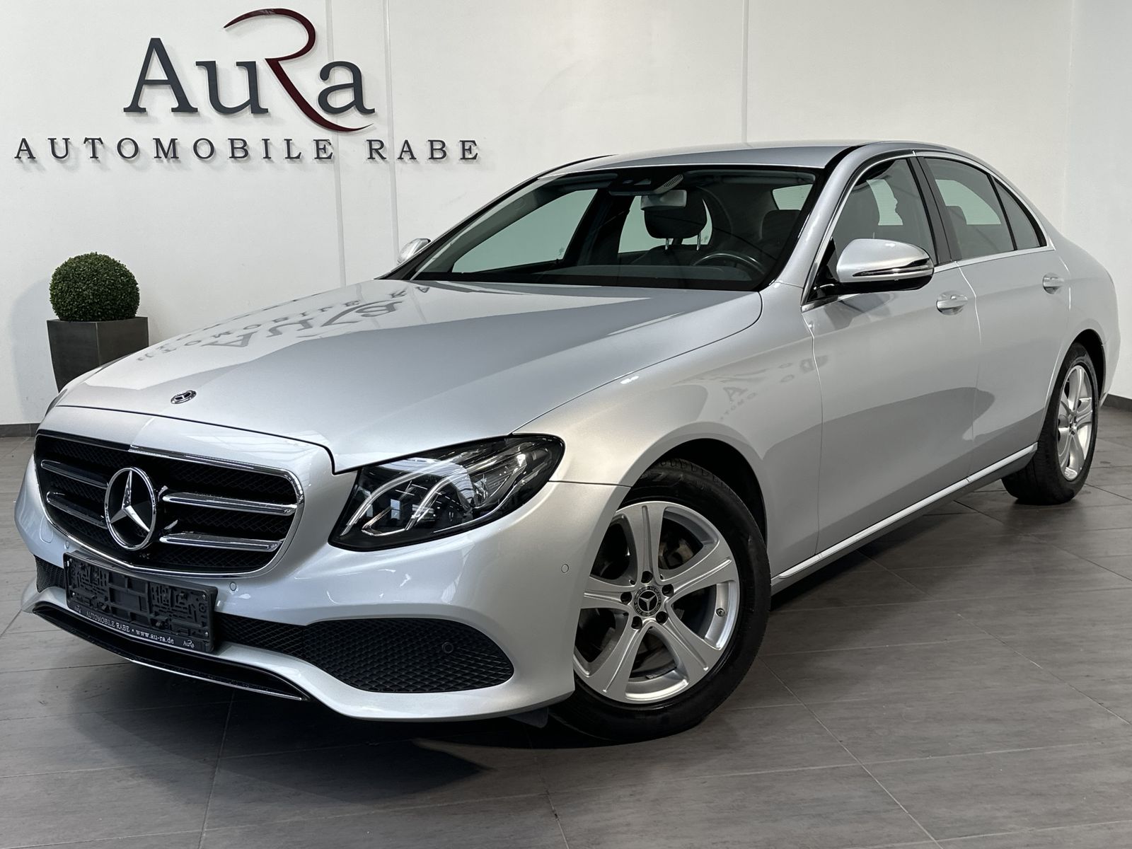 Fahrzeugabbildung Mercedes-Benz E 220d Limousine Avantgarde NAV+LED+AHK+CARPLAY