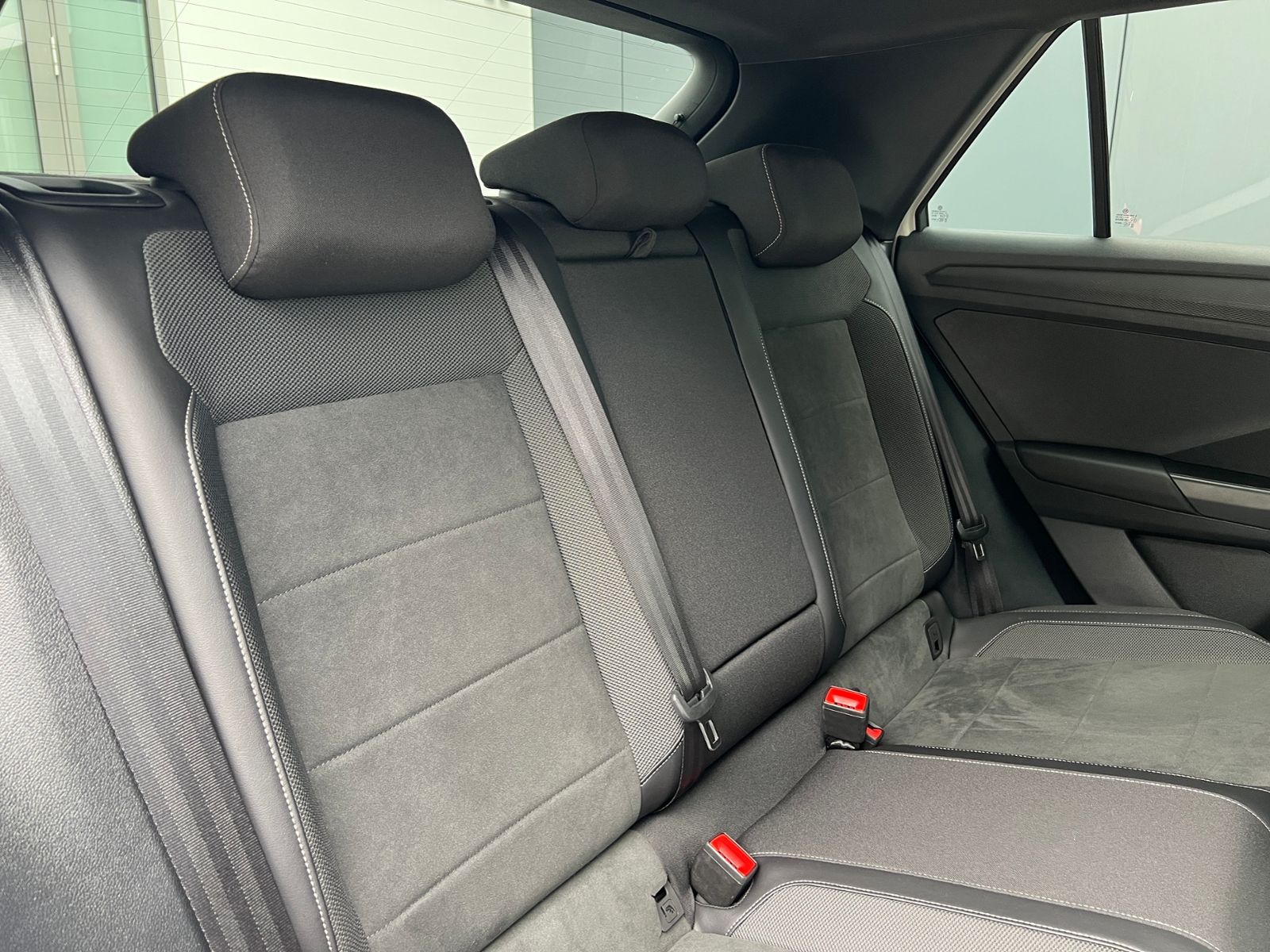 Fahrzeugabbildung Volkswagen T-Roc R-Line 1.5 TSI DSG *AHK,LED,BlackStyle,LM