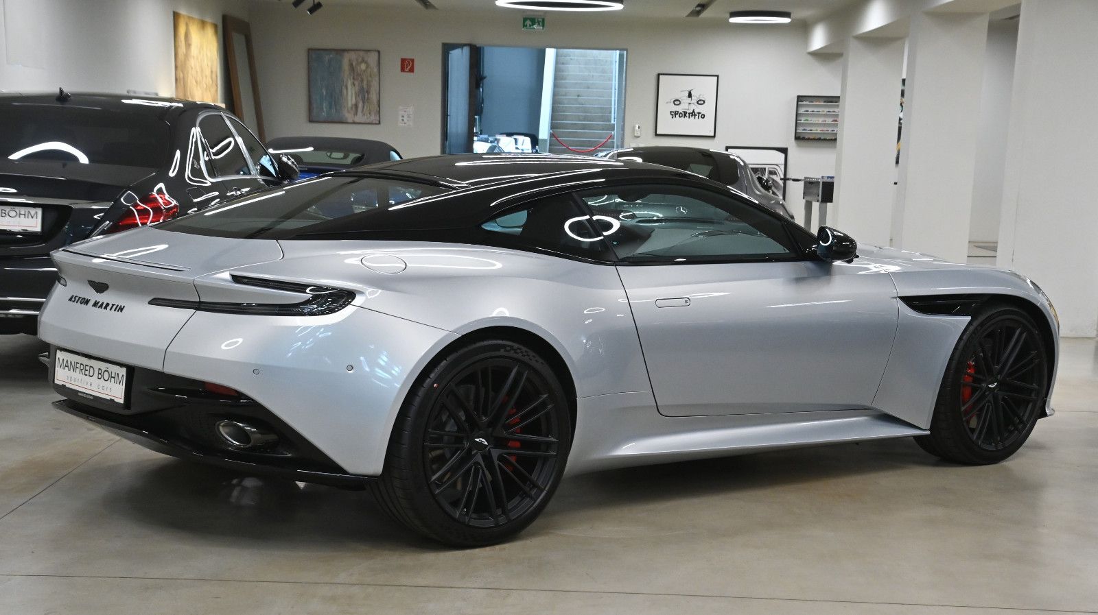 Aston Martin DB-12 Coupe imagem 3