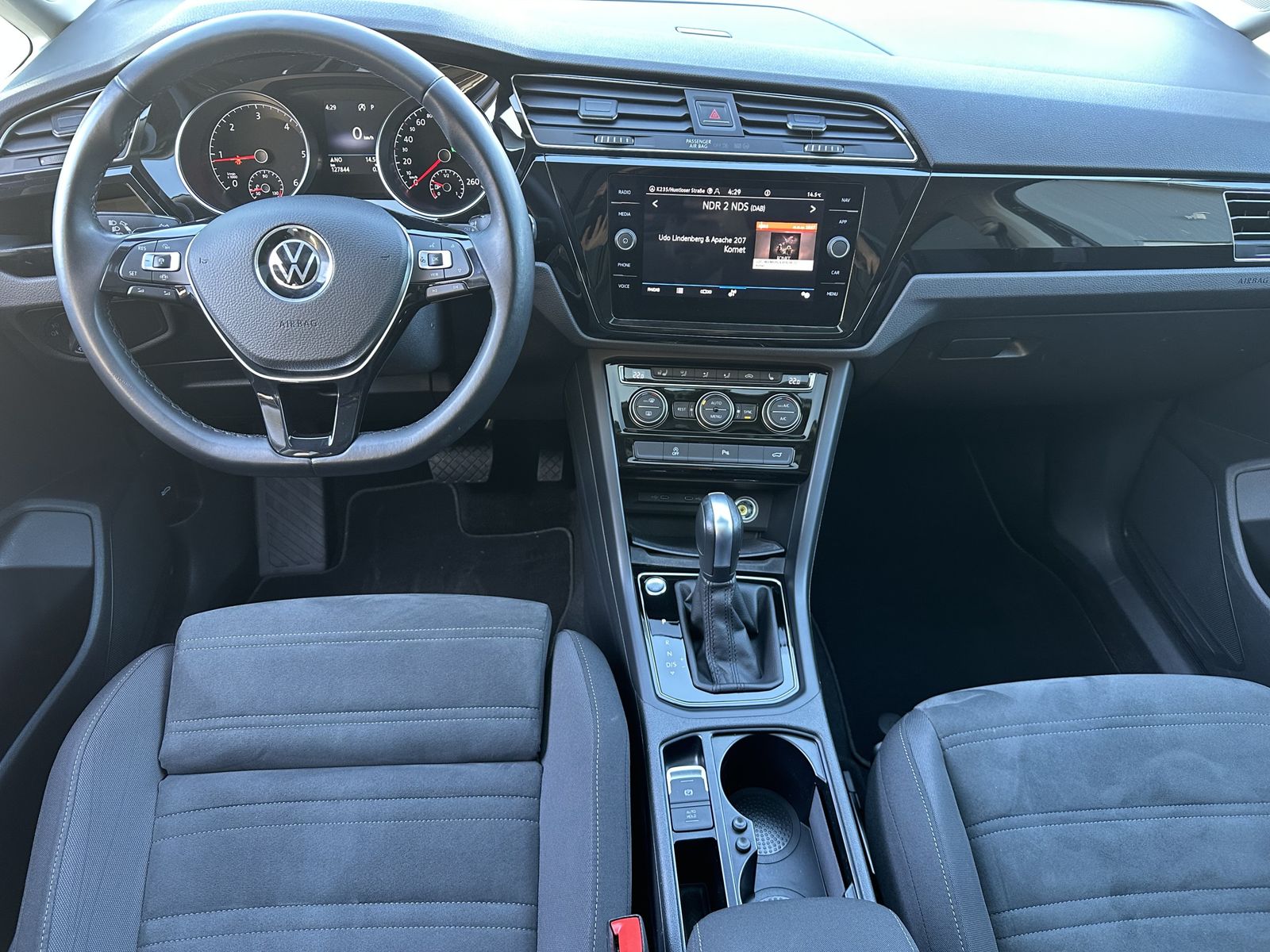 Fahrzeugabbildung Volkswagen Touran 2.0 TDI DSG HL 7-Sitzer NAV+LED+AHK+PANO