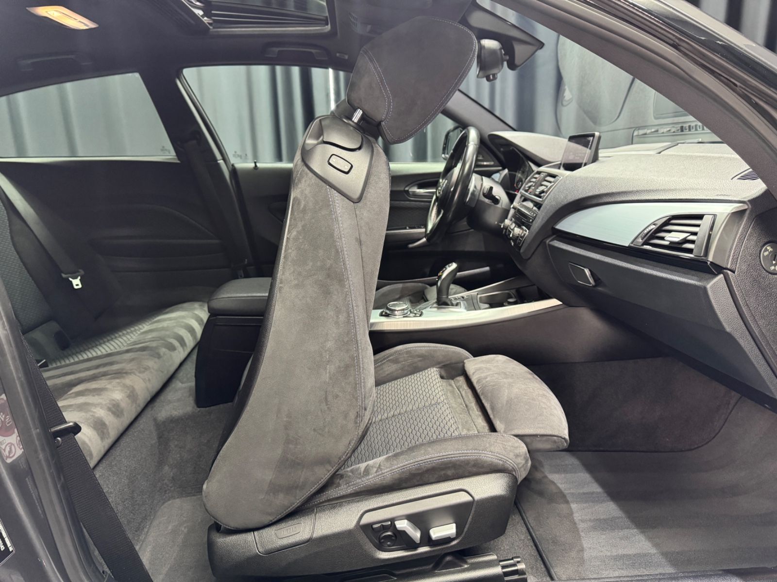 Fahrzeugabbildung BMW M135 i xDrive|AUTOMATIK|H&K|NAVI|KAMERA|