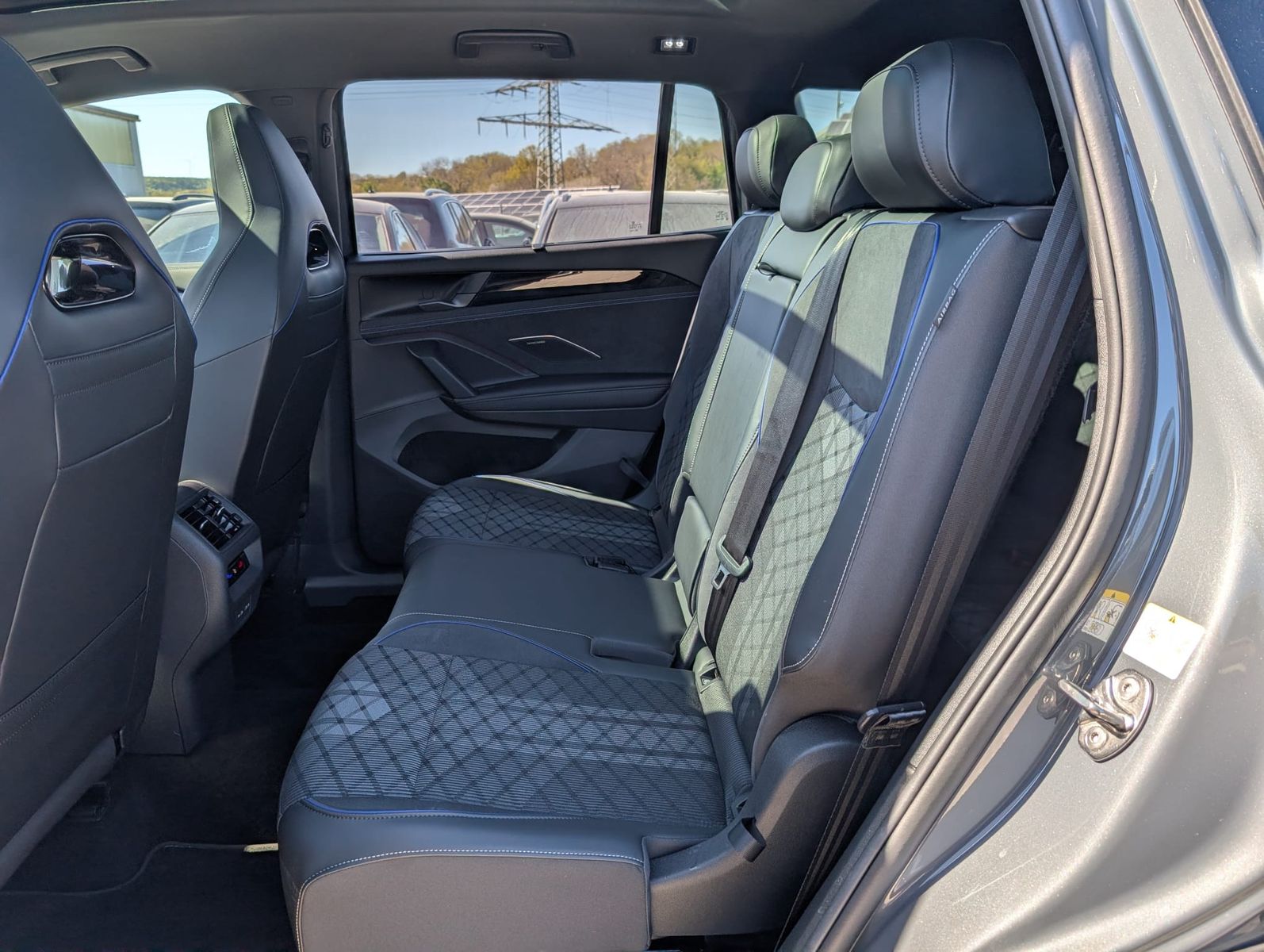 Fahrzeugabbildung Volkswagen Tayron 2.0TDI 4M R-Line 7Si*MATRIX*AHK*PANO*H&K