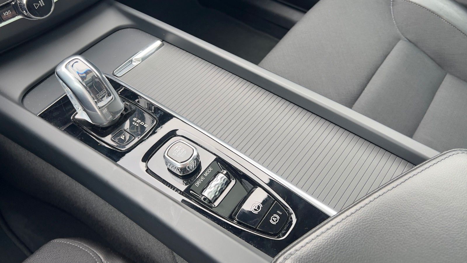 Fahrzeugabbildung Volvo XC60 T8 AWD *LUFT*STHZG*AHK*4x Sitzhzg*22Zoll*