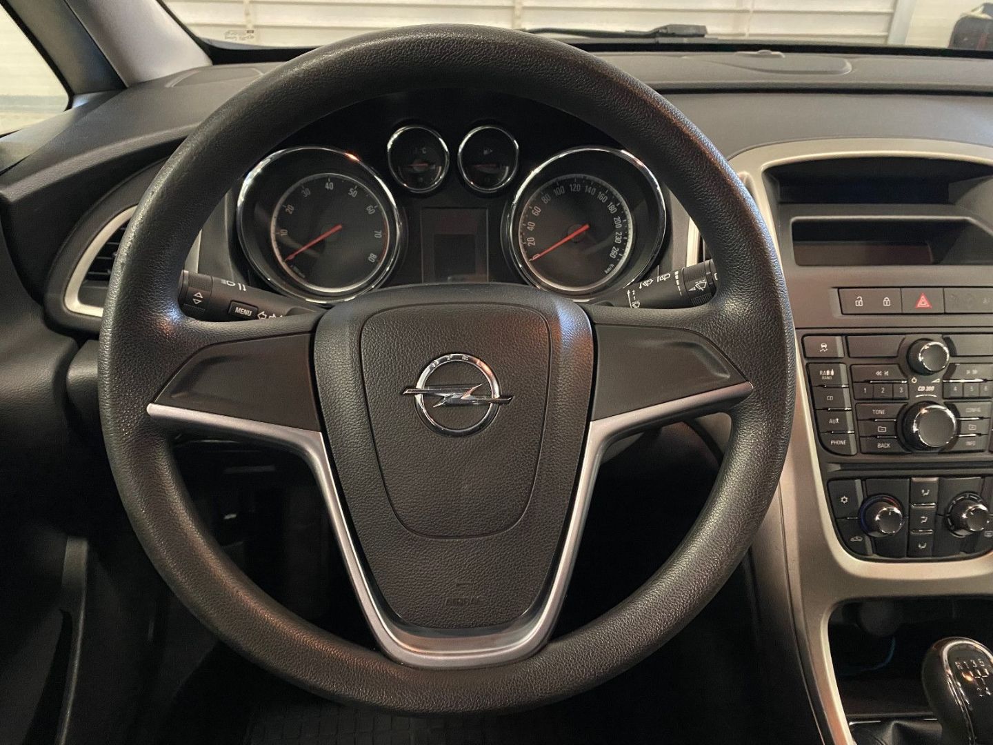 Fahrzeugabbildung Opel Astra J Lim. 5-trg. Edition AHK Klima