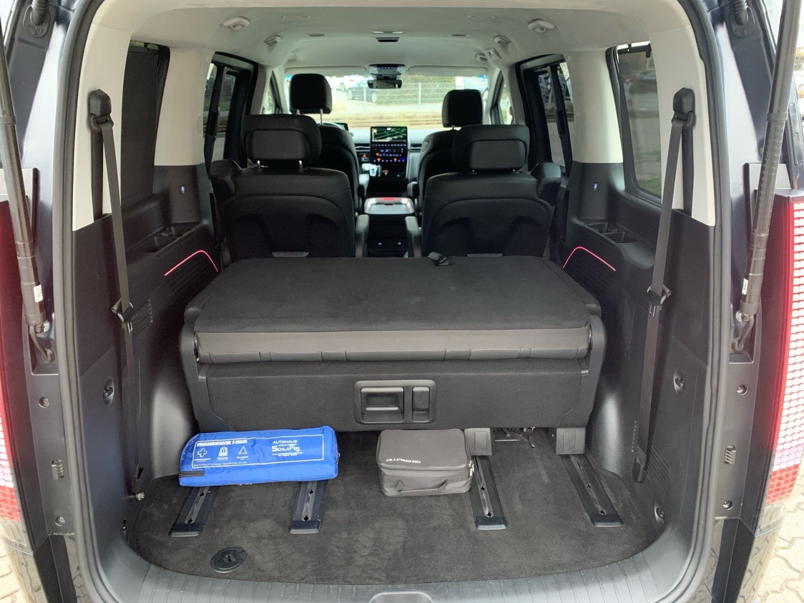 Fahrzeugabbildung Hyundai STARIA 2.2 CRDi Signature 4WD Leder AHK