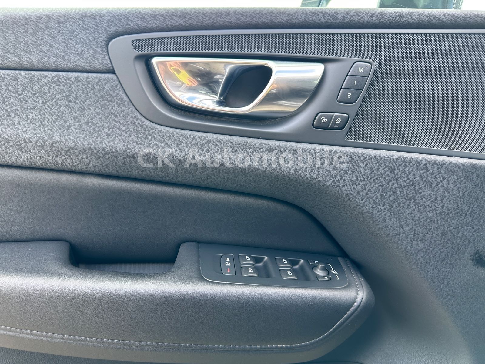 Fahrzeugabbildung Volvo XC60 B4 Plus Bright 2WD/Navi/Leder/Kam/LED/AHK