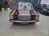Mercedes-Benz 230 - rote Mercedes-Benz 230